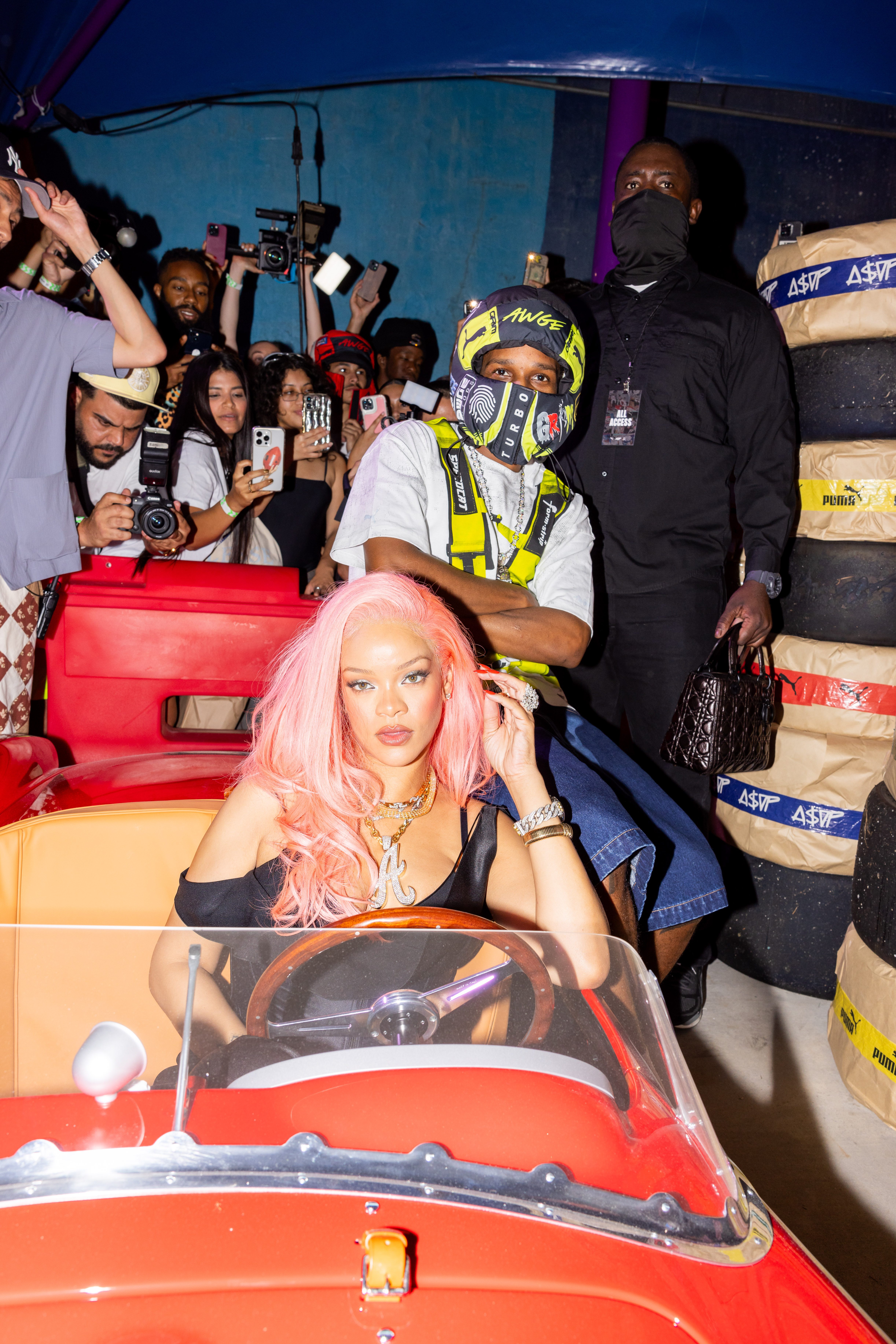 Rihanna posierte mit A$AP Rocky, der auf einer Formel-1-Party in Miami einen falschen Helm trug