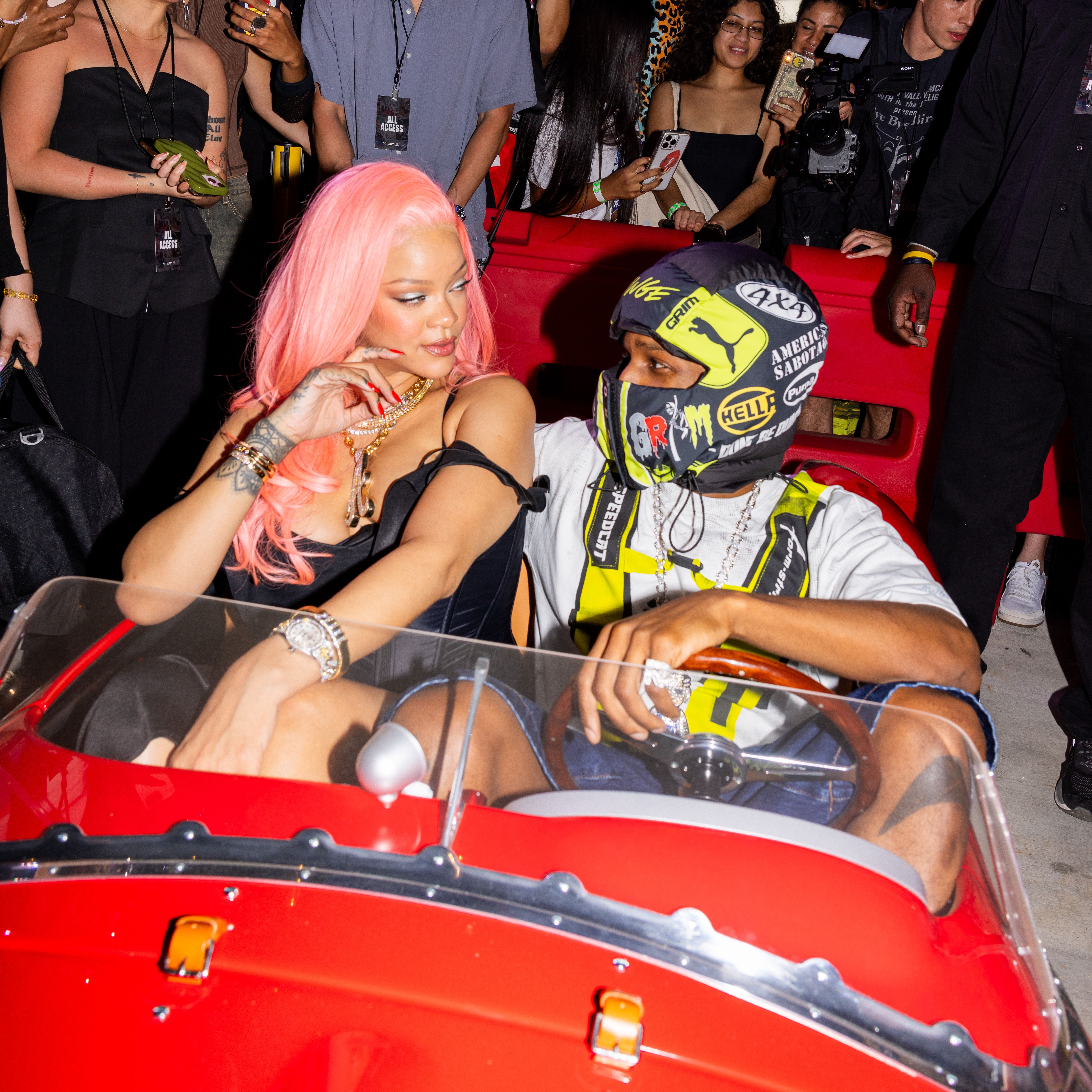 Rihanna zeigte auf der Party frisch gefärbte rosa Haare