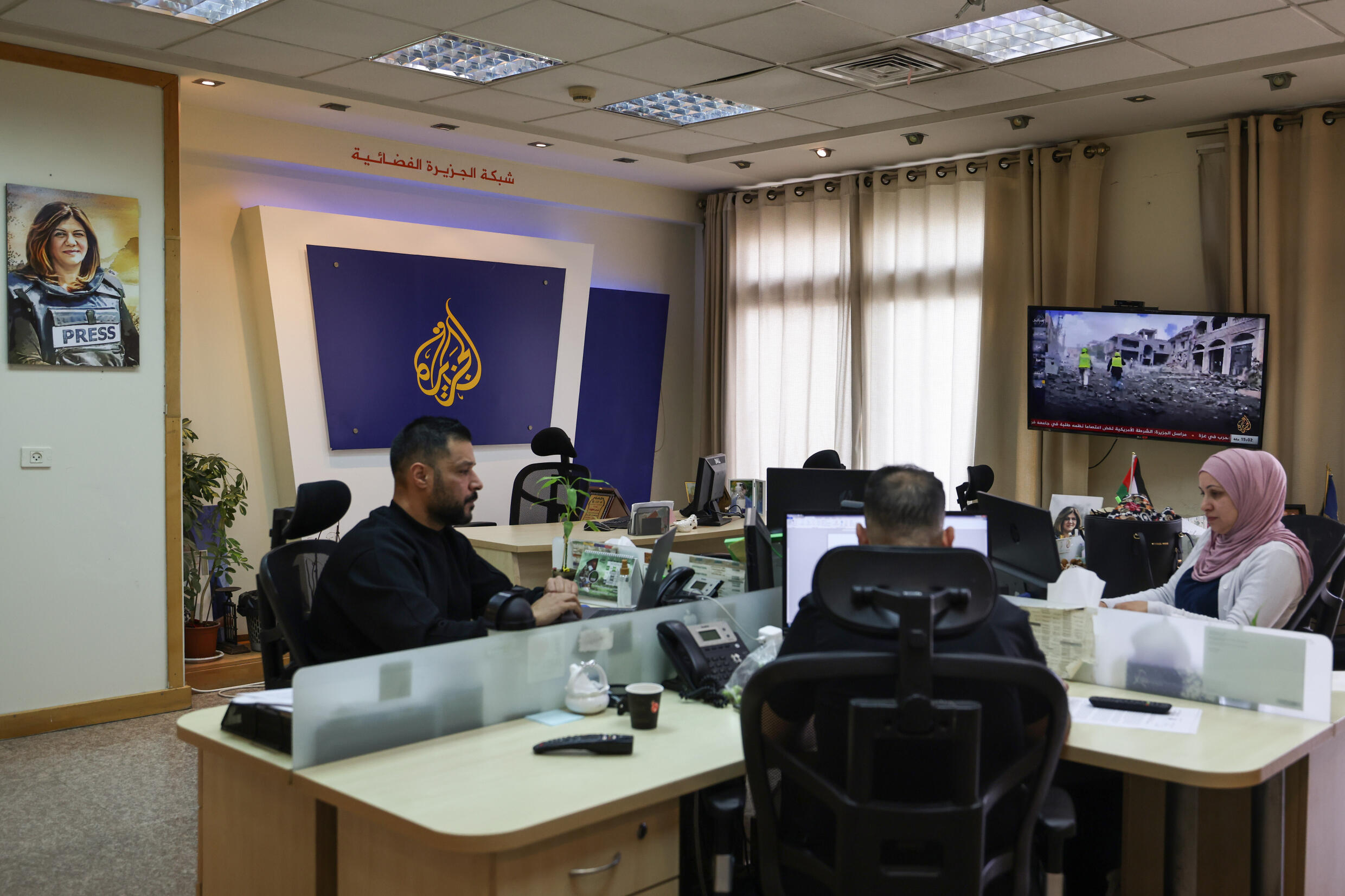 Al Jazeeras Büro in Ramallah im besetzten Westjordanland, nachdem Israel Maßnahmen gegen den in Katar ansässigen Sender angekündigt hatte.