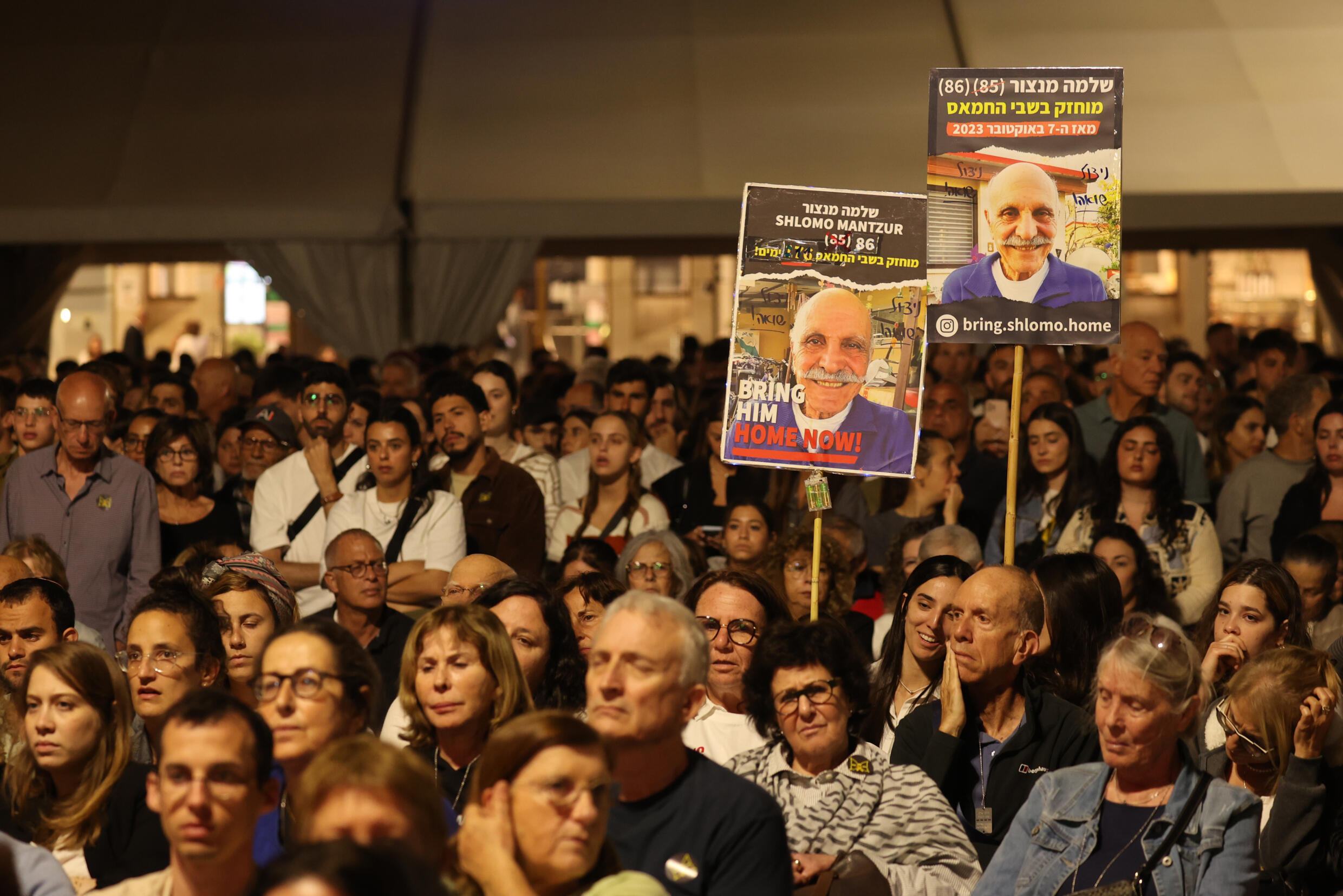 Israelis tragen Plakate mit Bildern von in Gaza festgehaltenen Geiseln bei einer Kundgebung in Tel Aviv am Holocaust-Gedenktag.