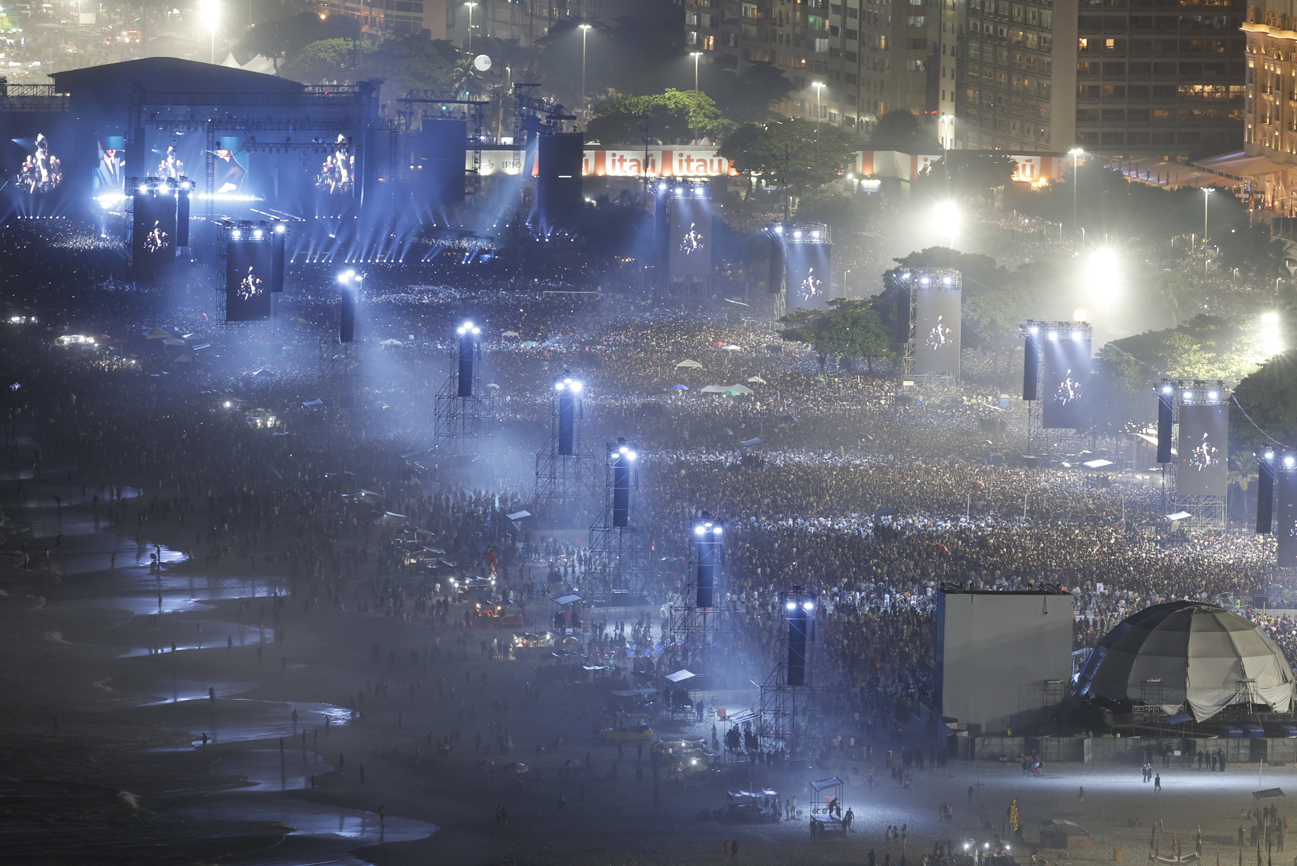 Tausende versammelten sich am Strand der Copacabana in Rio de Janeiro, Brasilien