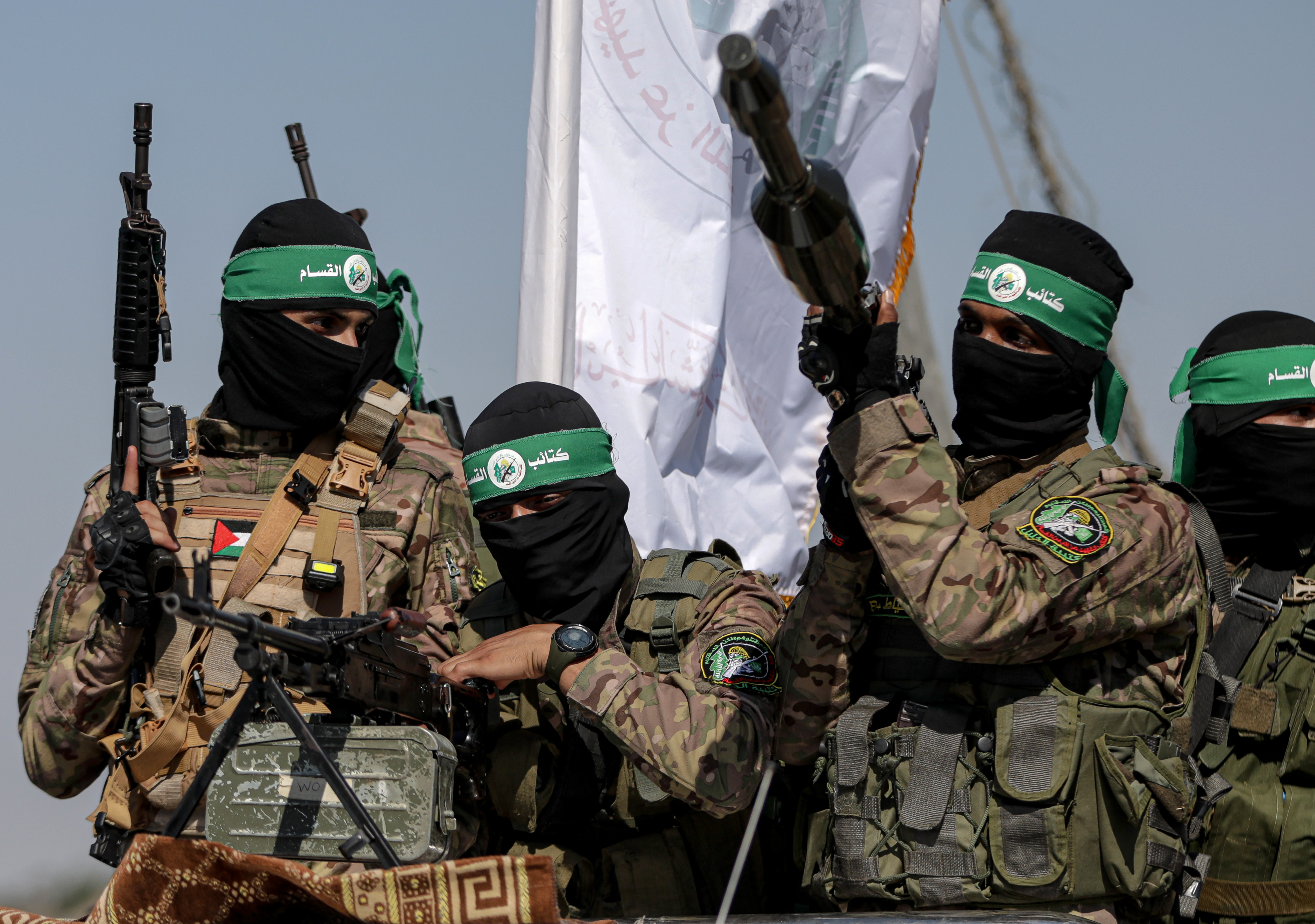 Während einer Militärparade nahe der Grenze zu Israel im zentralen Gazastreifen sind Hamas-Kämpfer auf der Ladefläche eines Lastwagens zu sehen
