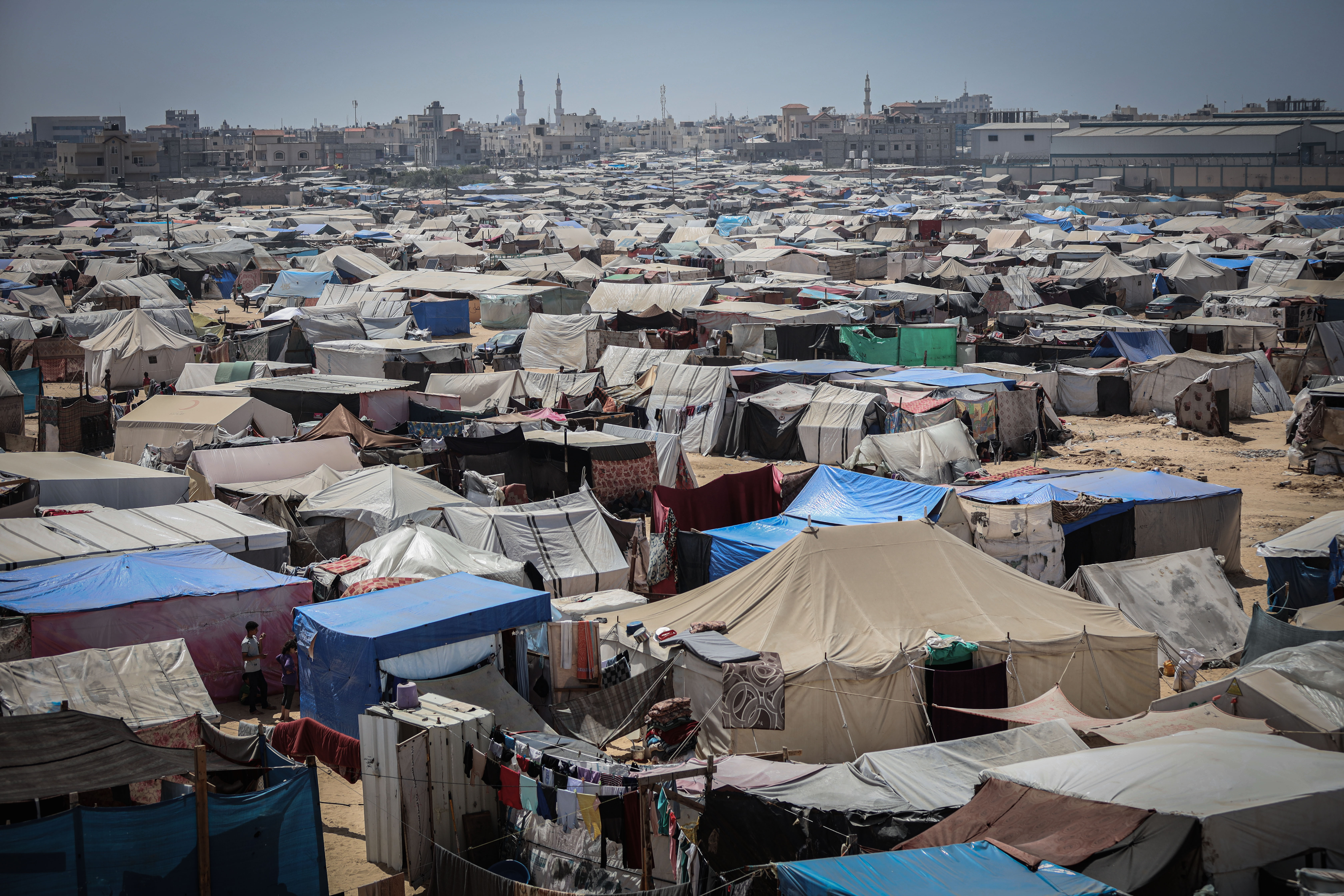 Vertriebene Palästinenser in Rafah leiden unter hohen Temperaturen und Wassermangel in ihren Zelten
