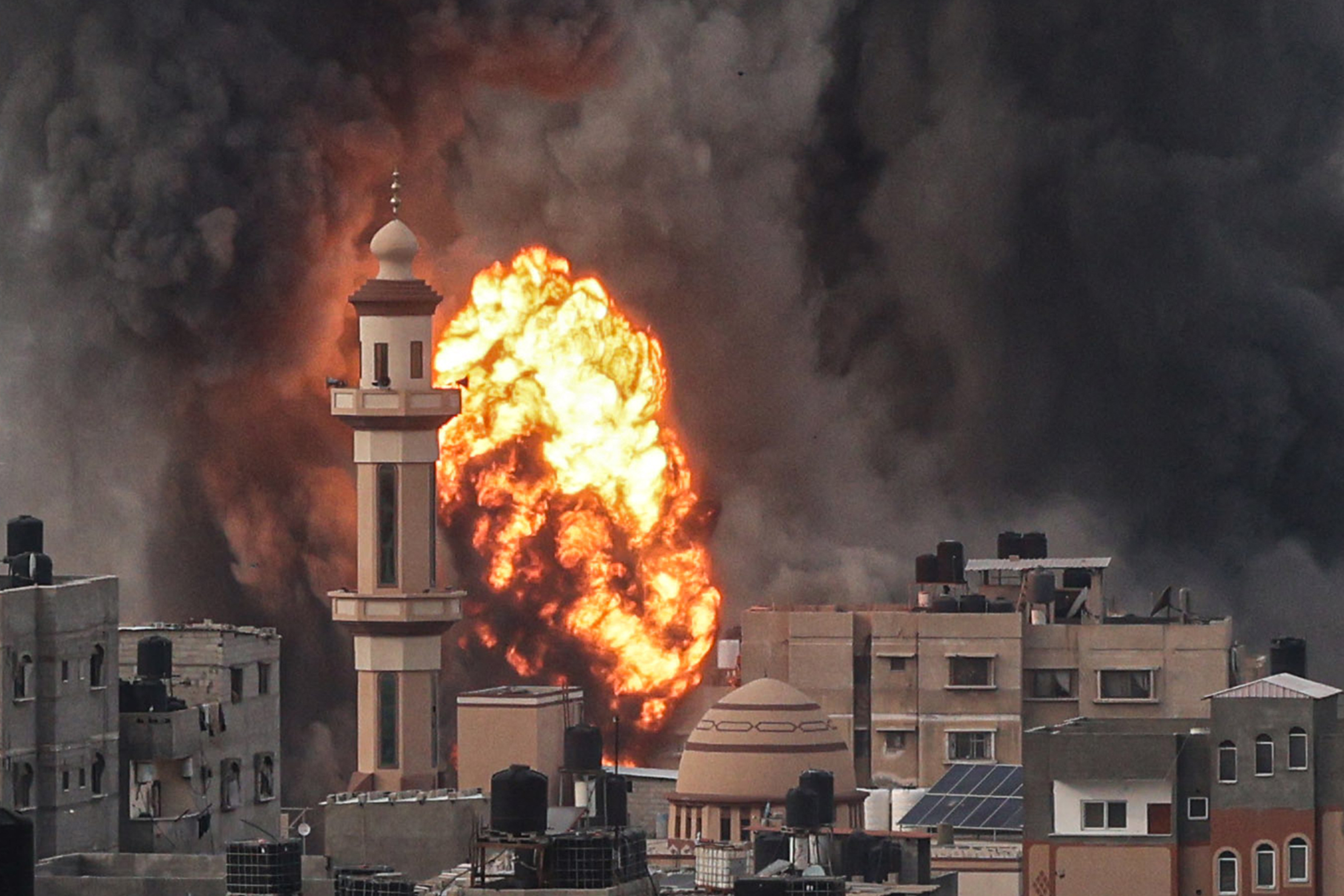 Nach einem israelischen Angriff auf Rafah im südlichen Gazastreifen bricht ein Feuerball aus