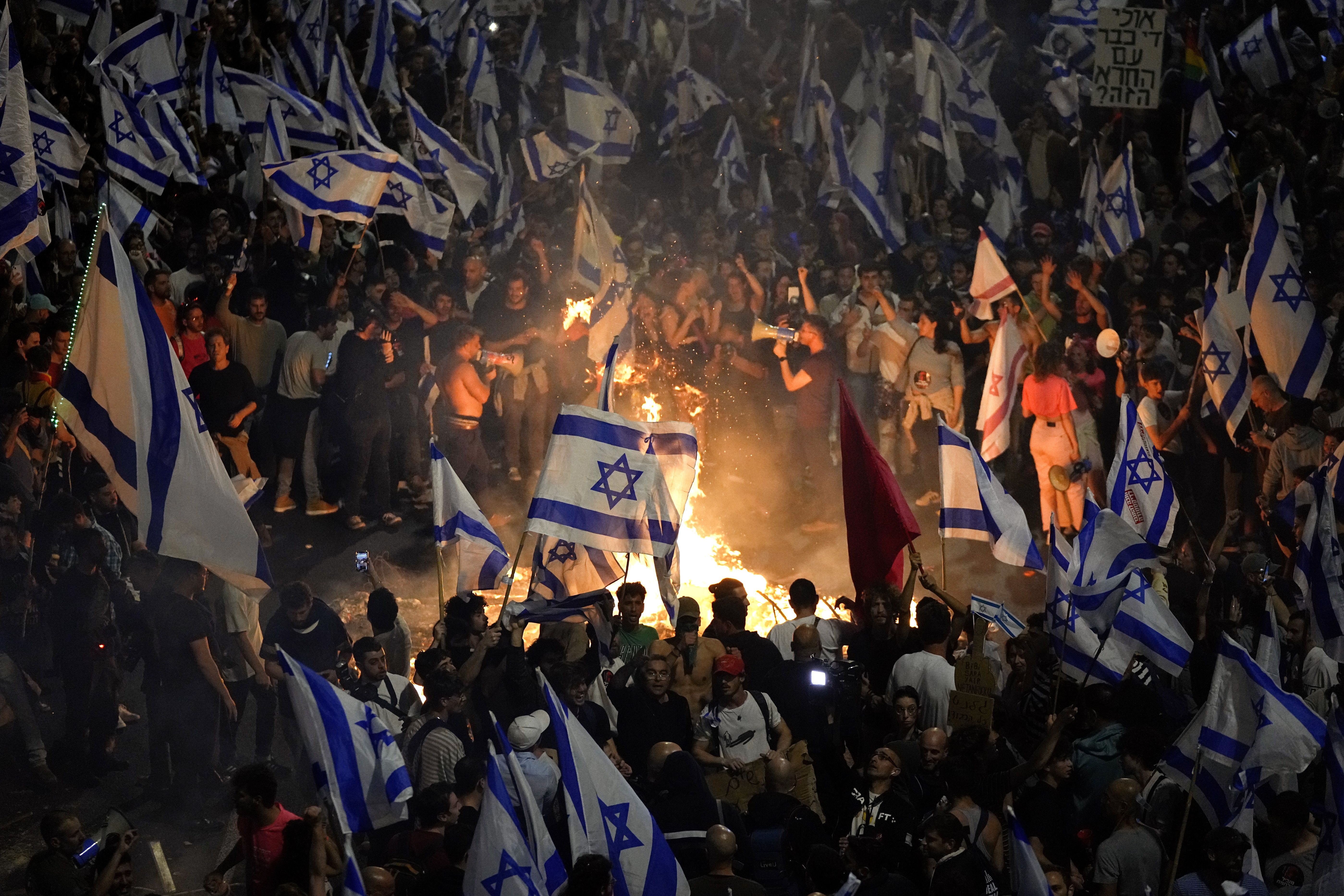 Israelis, die gegen den Justizreformplan von Premierminister Benjamin Netanjahu waren, legten während einer Protestaktion Lagerfeuer an und blockierten eine Autobahn