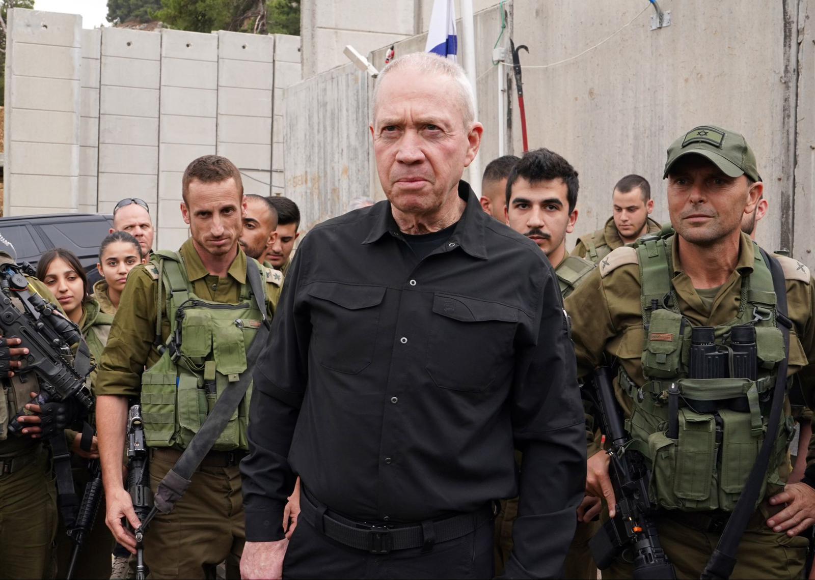 Der israelische Verteidigungsminister Yoav Gallant besucht den Stützpunkt der 91. Division im Norden Israels