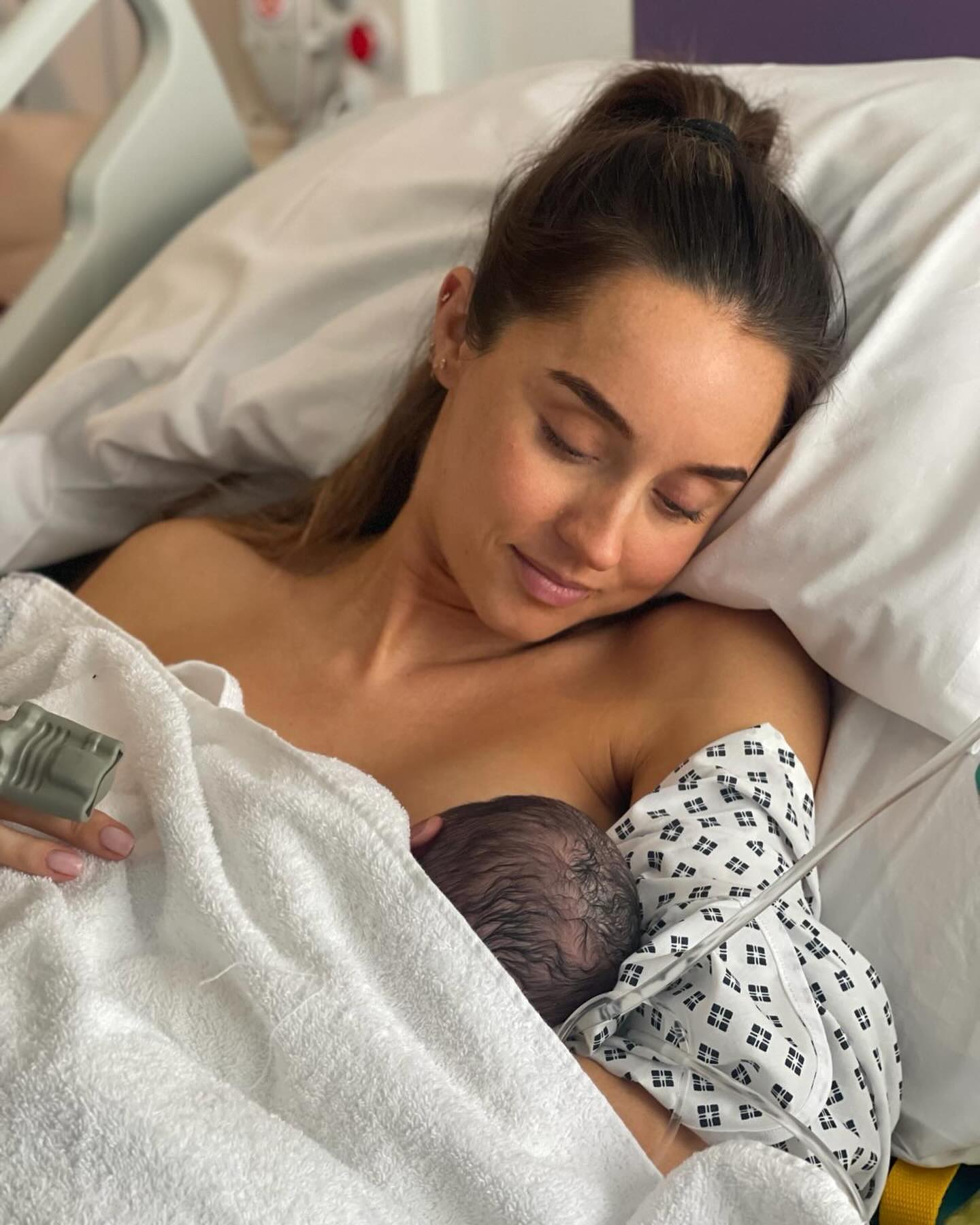 Dr. Emily mit ihrem neugeborenen Baby Arabella kurz nach ihrer Geburt