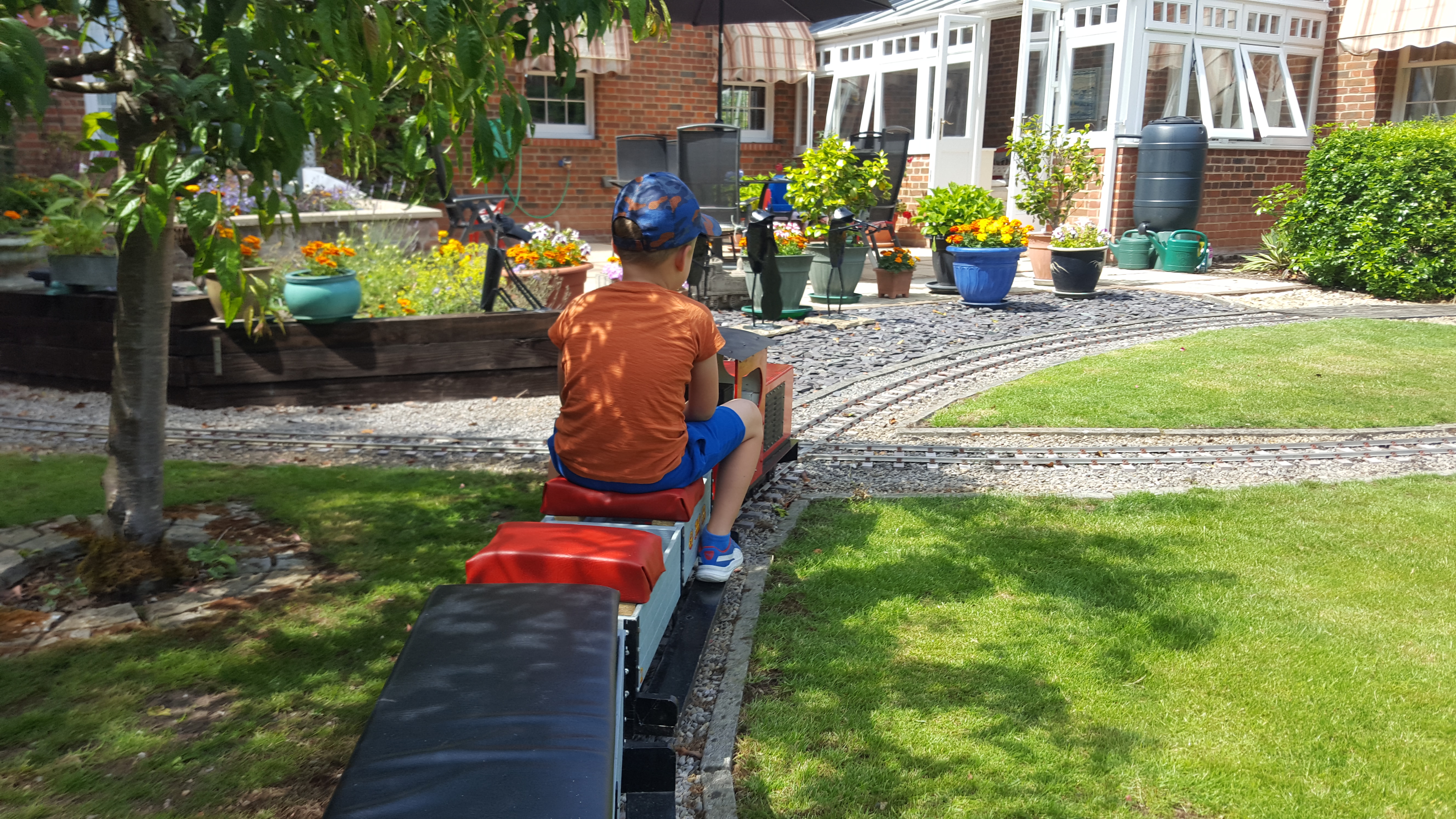 Die Enkelkinder des Paares im Alter von zehn und sechs Jahren haben es genossen, mit den Zügen durch den Garten zu fahren