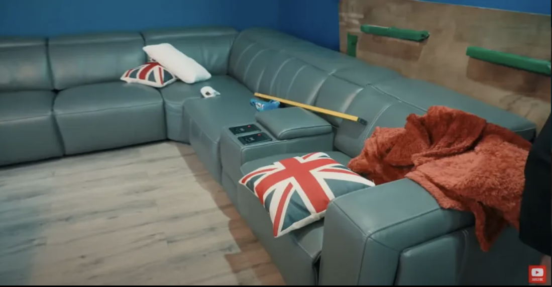 Der Union Jack ist in seinem Schlafzimmer im Rangers-Stil gut vertreten