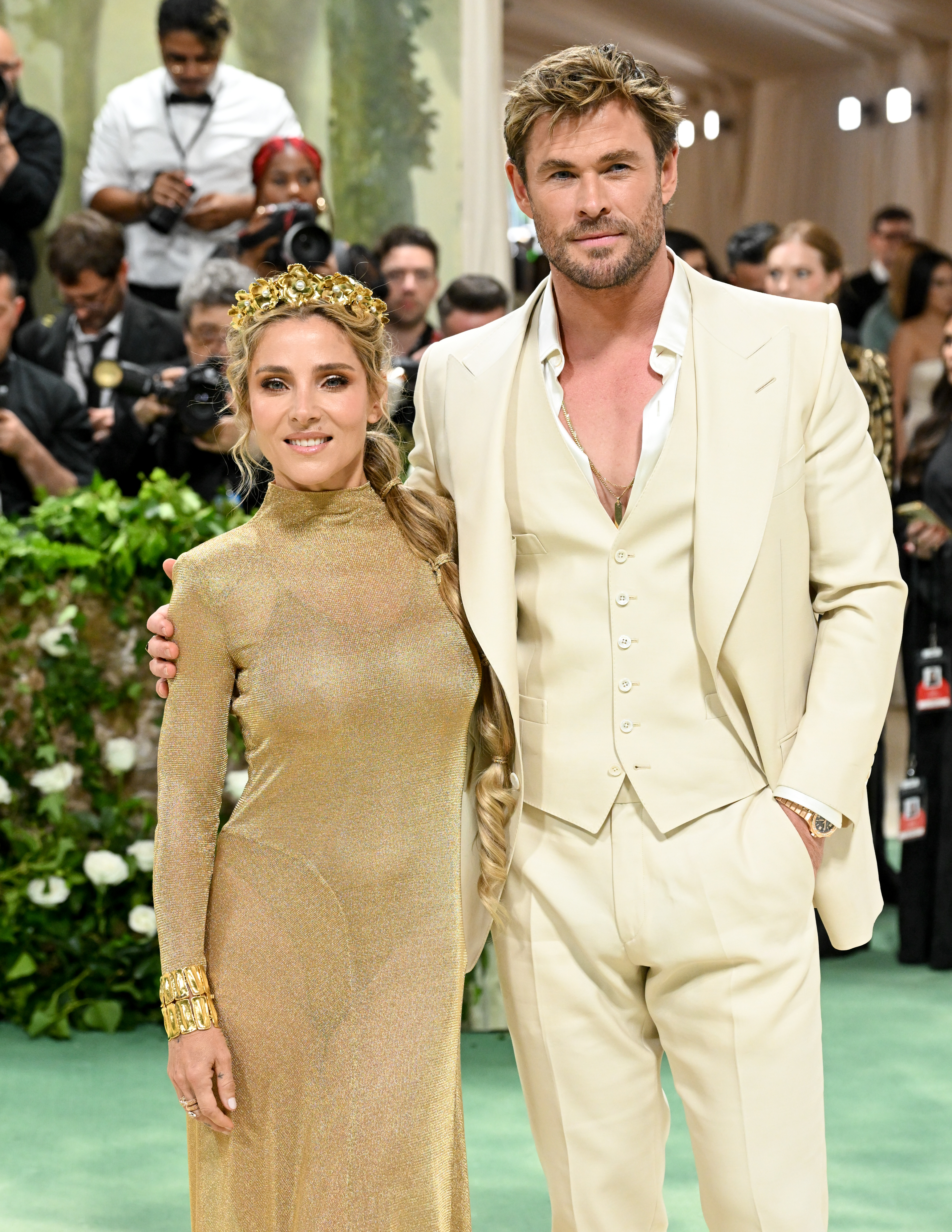 Chris Hemsworth und Elsa Pataky auf dem grün-weißen Teppich der Met Gala