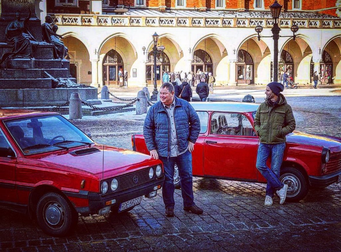 Mike Brewer und Co-Moderator Marc Priestley treten in der neuesten Folge in Polen gegen den Fiat 126 an
