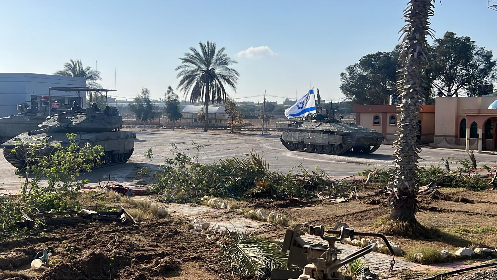 Beamte sagen, Panzer und Soldaten seien heute früh in den Osten von Rafah eingedrungen