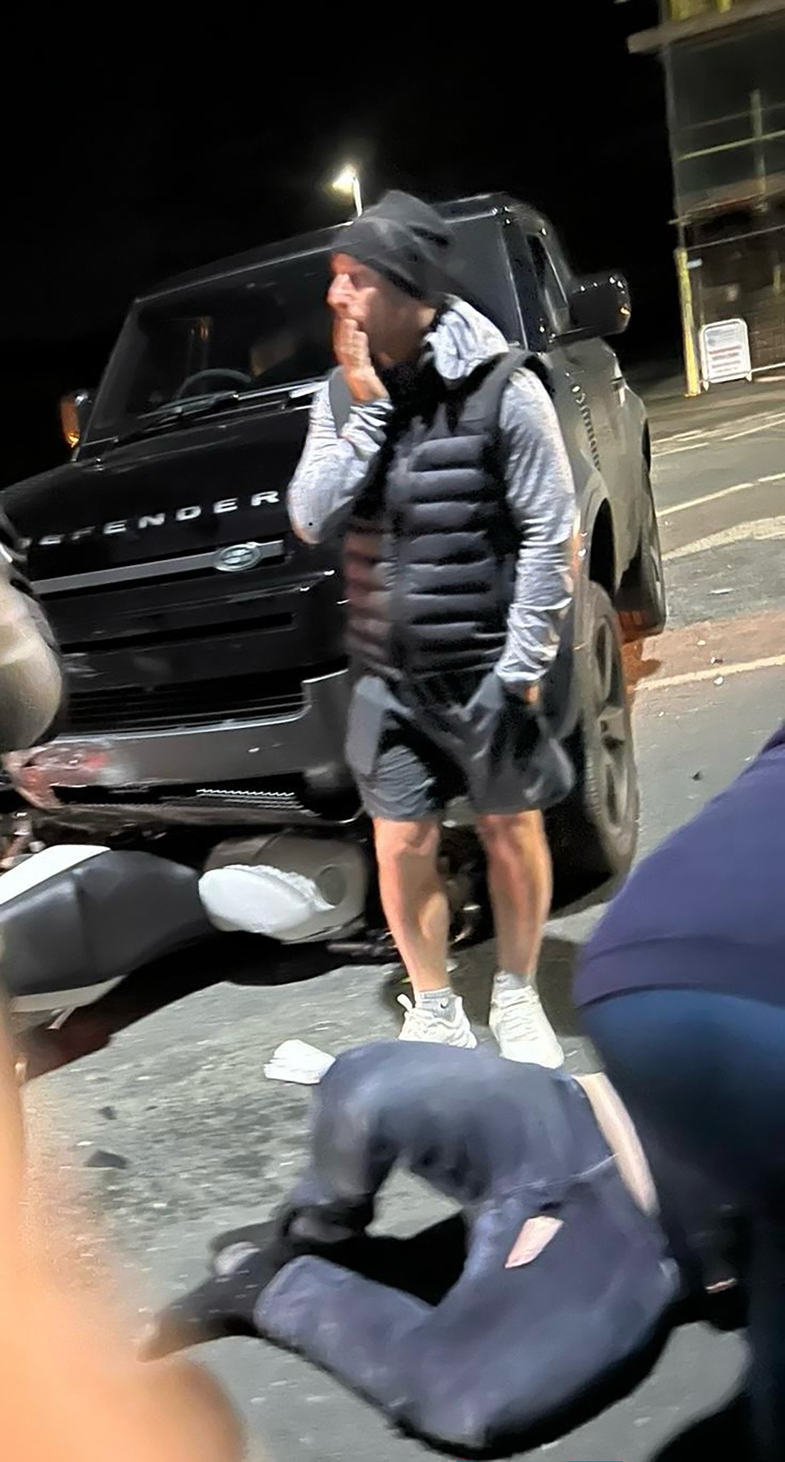 Unsere Bilder zeigen die Man Utd-Legende kurz nach dem Unfall mit seinem 100.000 Pfund teuren Land Rover Defender besorgt