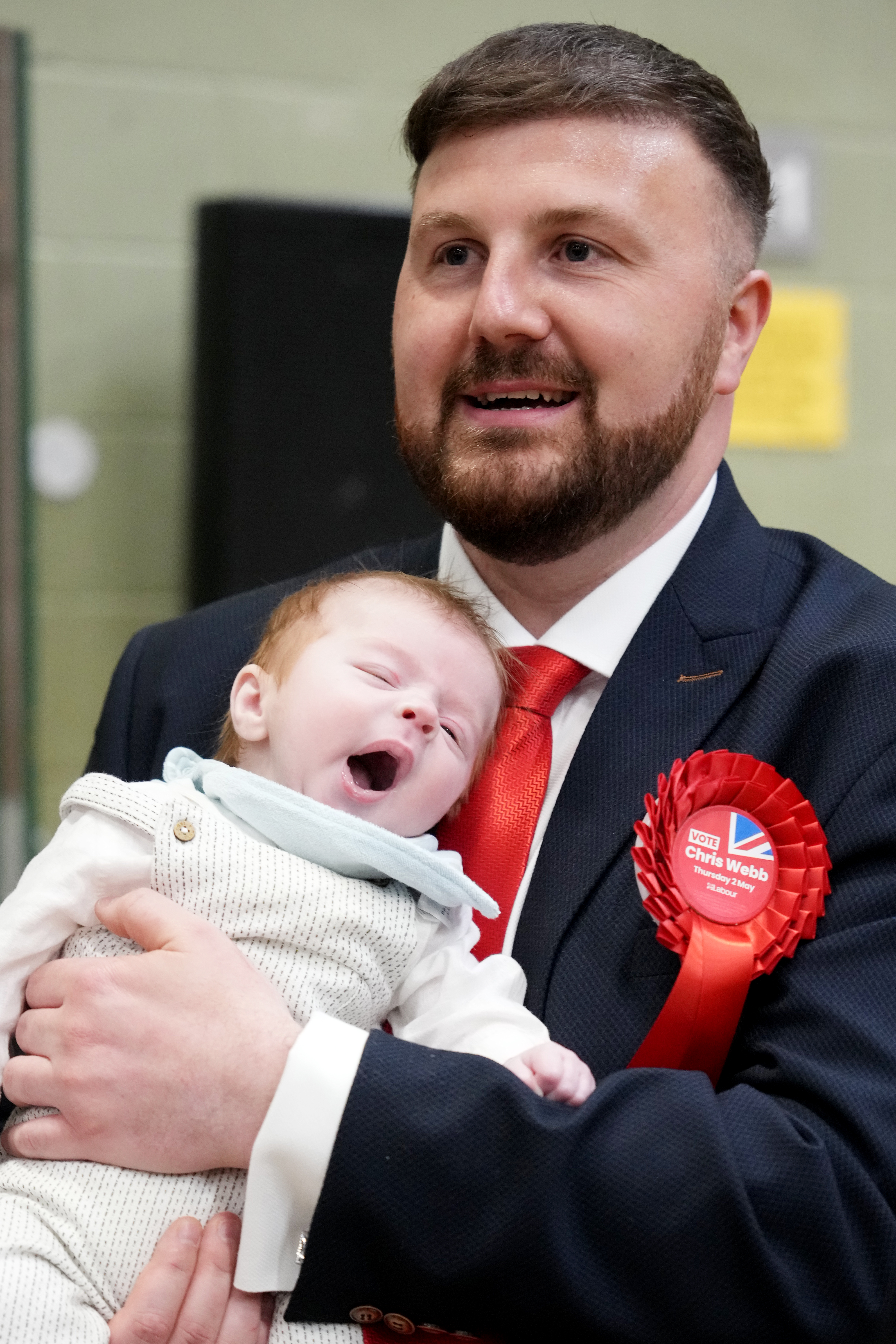 Der Labour-Kandidat Chris Webb hält seinen Sohn Cillian Douglas Webb fest, als er bei den Kommunalwahlen Blackpool South zurückgewinnt