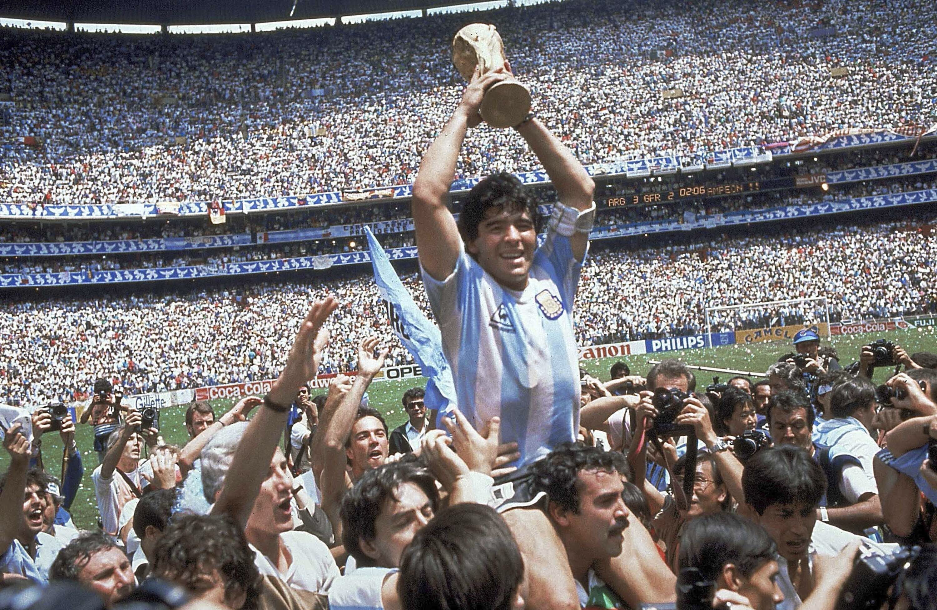 Maradona hält den Pokal seiner Mannschaft nach dem 3:2-Sieg Argentiniens über Westdeutschland im Finale hoch
