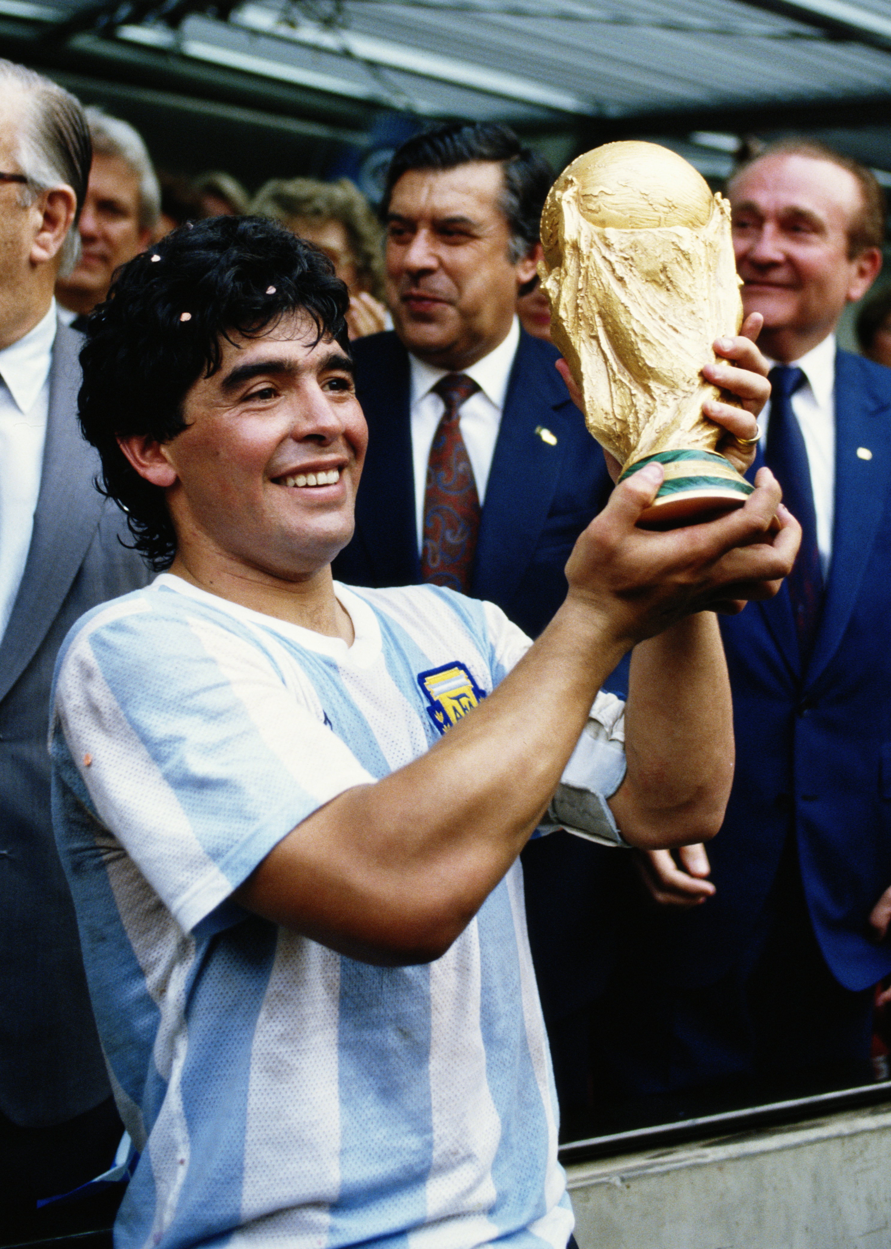 Maradona gilt weithin als einer der größten Fußballgrößen der Welt