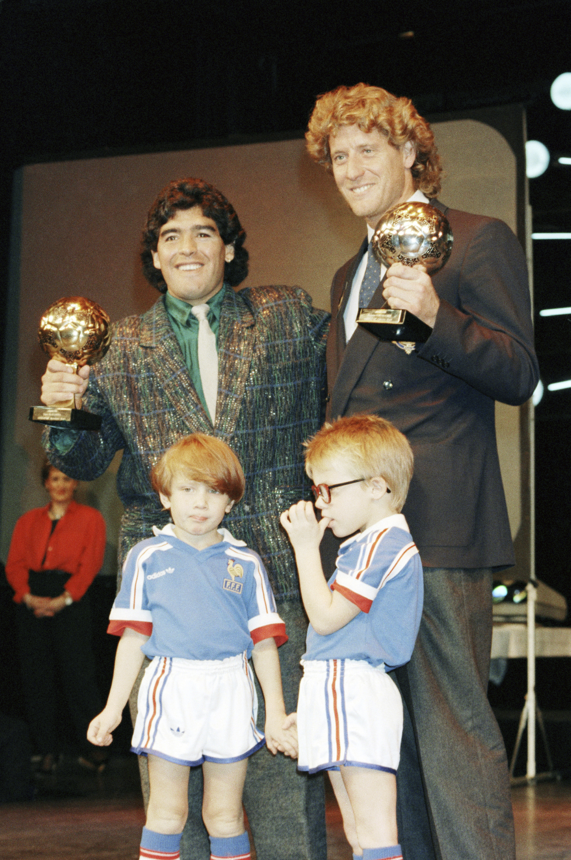 Maradona hält seine Trophäe zusammen mit dem westdeutschen Torwart Harald Schumacher bei der Siegerehrung in Paris hoch