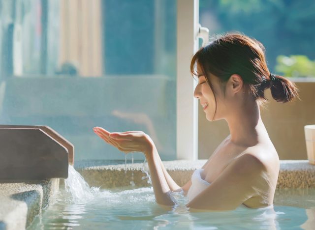 Frau badet im Warmwasser-Therapiebad
