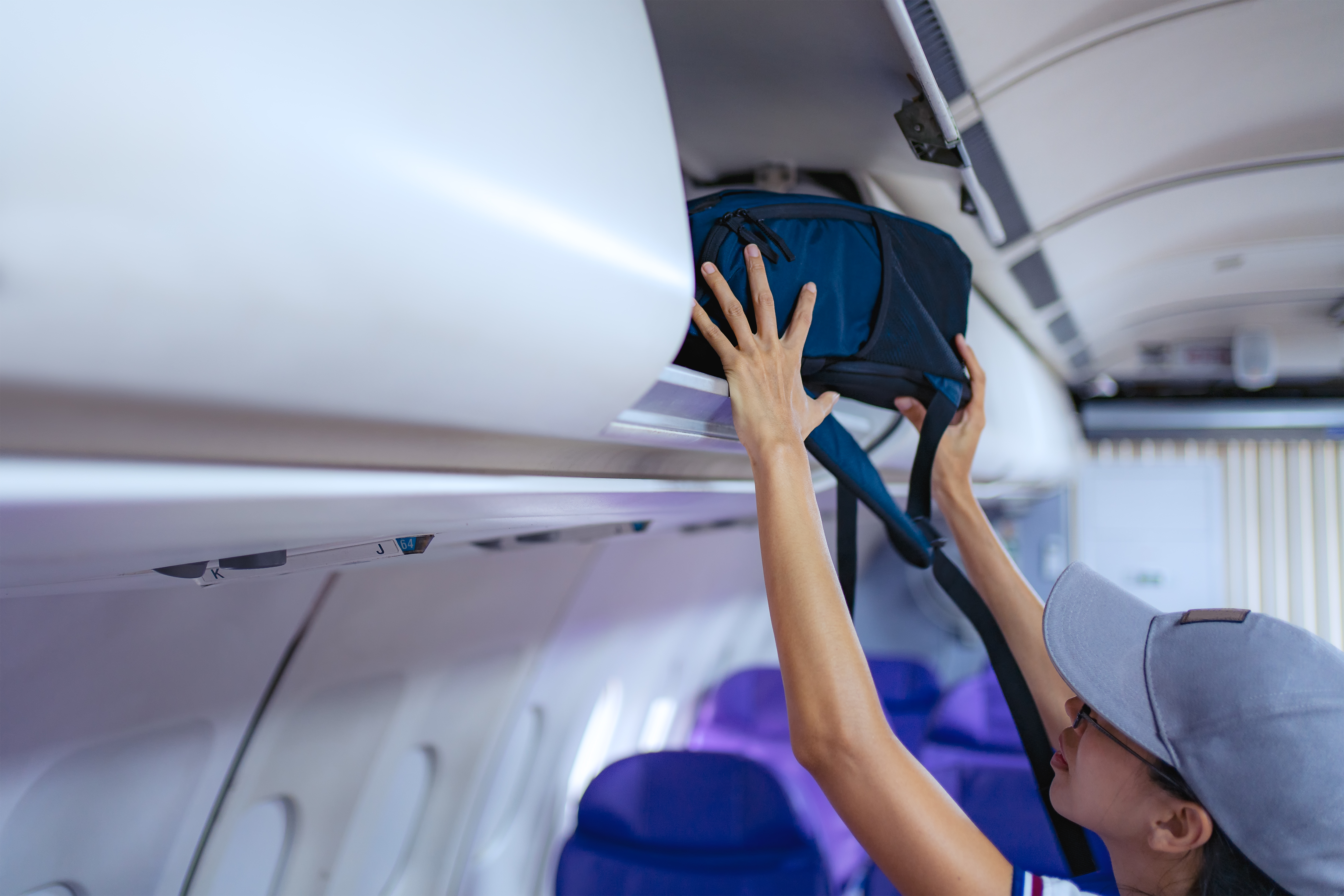 Die meisten Fluggesellschaften verlangen mittlerweile eine Gebühr für die Mitnahme eines kostenlosen Koffers in der Kabine, wenn sie den einfachsten Flugpreis buchen