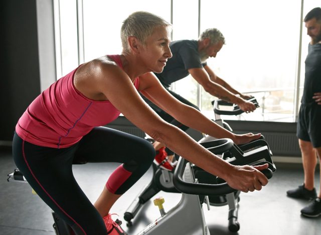 Reife Frau auf dem Heimtrainer, Konzept von Cardio-Workouts zur Steigerung der Ausdauer mit zunehmendem Alter