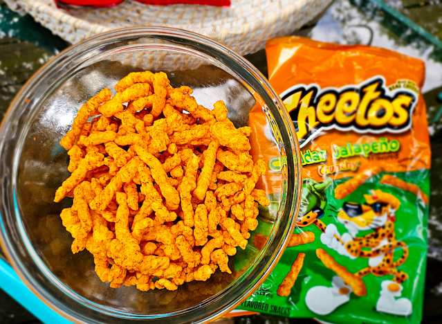 eine Schüssel Cheetos, Cheddar-Jalapeno.