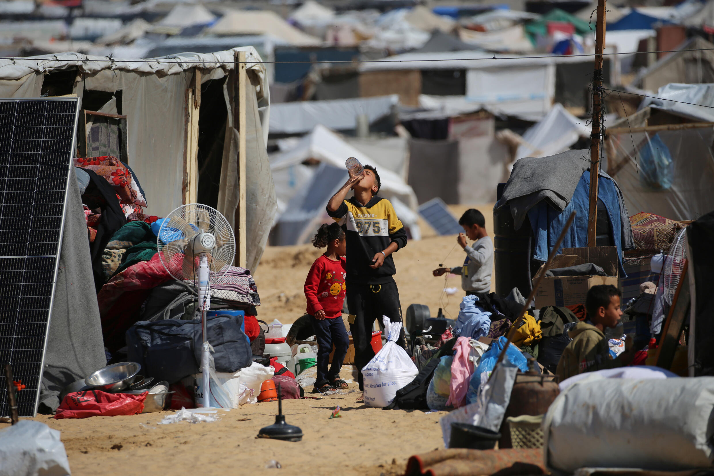Vertriebene Palästinenser sammeln ihre Habseligkeiten, bevor sie Al-Mawasi in eine sicherere Gegend in Rafah im südlichen Gazastreifen verlassen