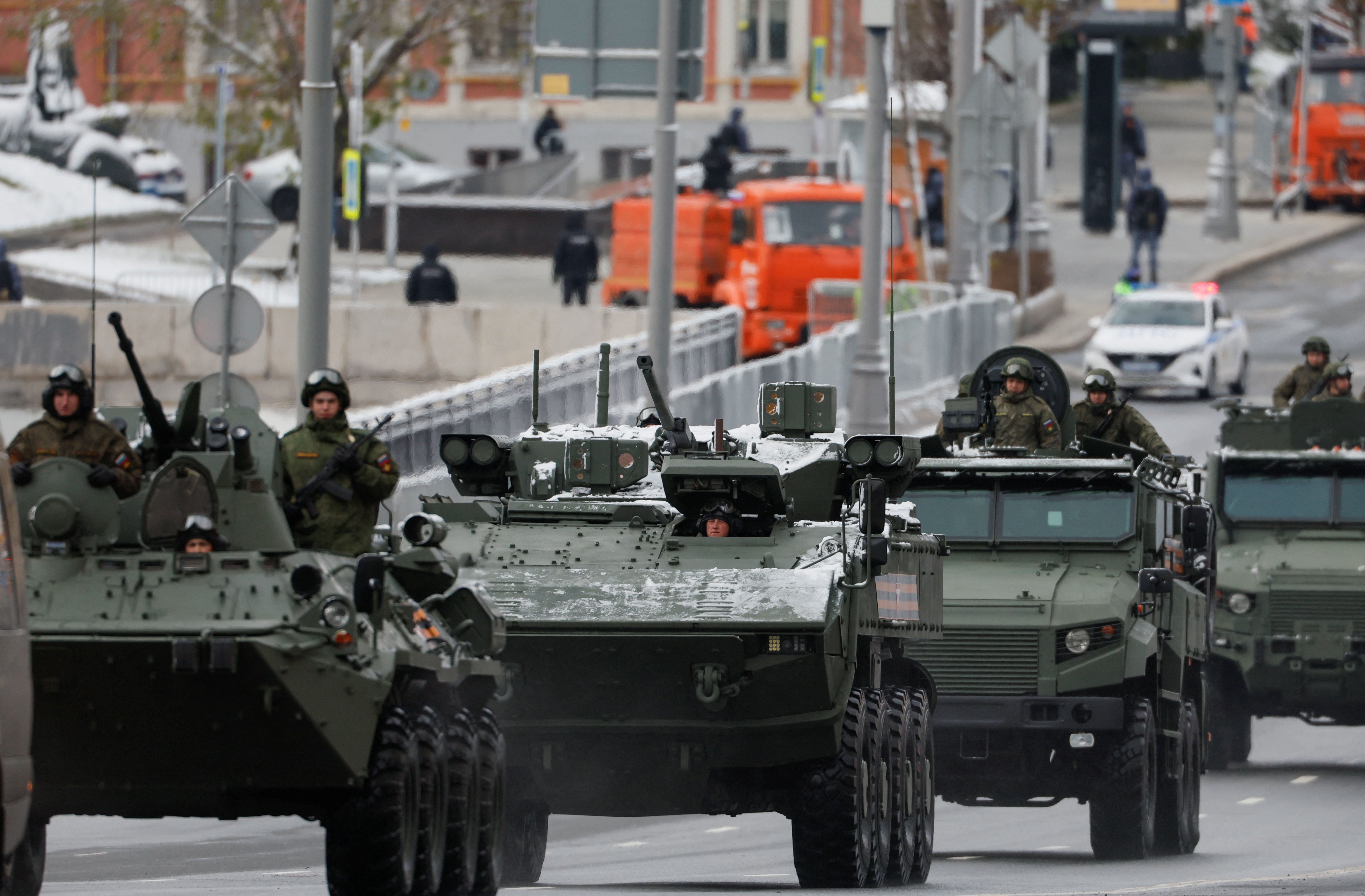 Russische Militärfahrzeuge auf Militärparade am Tag des Sieges Russlands