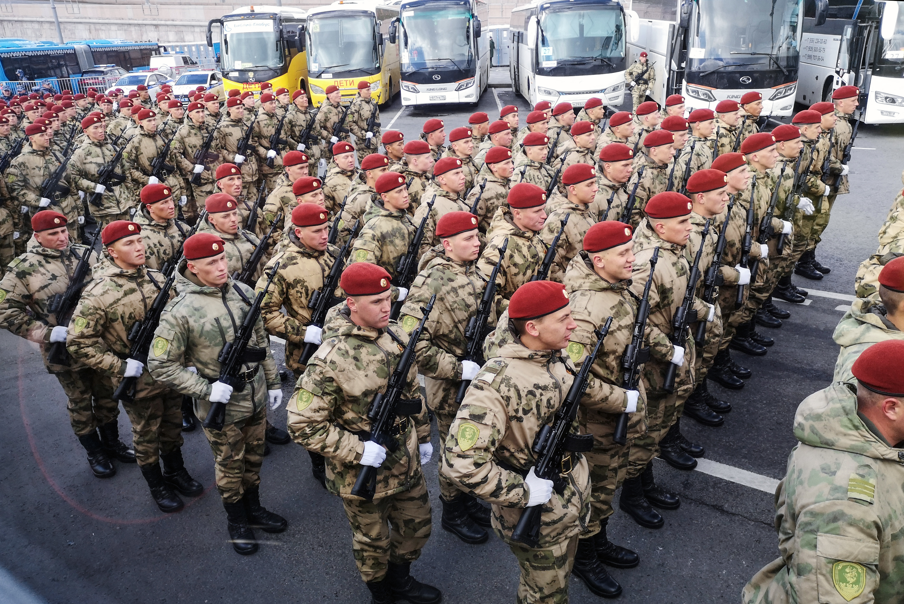 Soldaten bei der Militärparade zum Tag des Sieges im Zentrum von Moskau