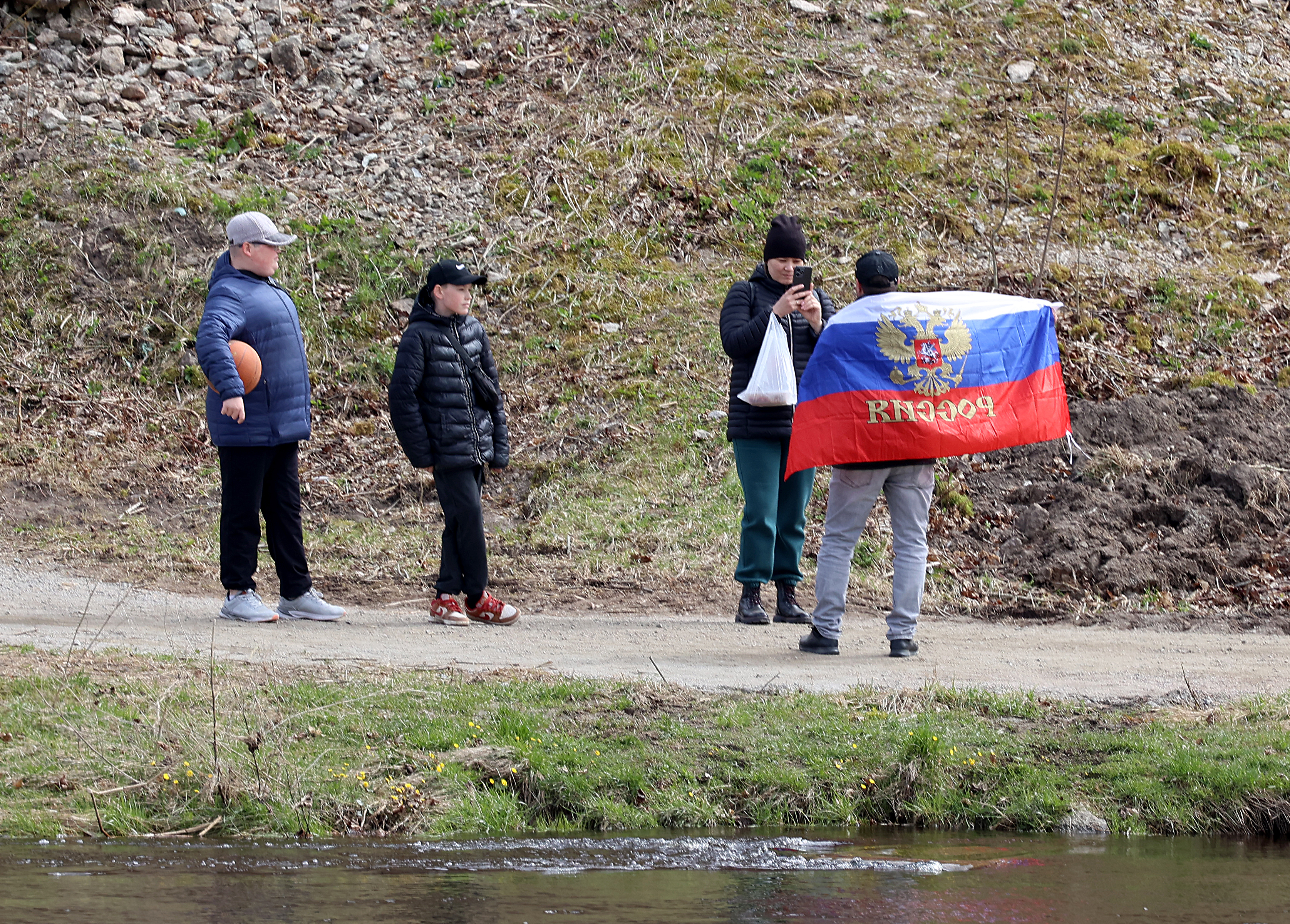 Währenddessen hielten die Russen auf der anderen Seite des Flusses eine russische Flagge hoch