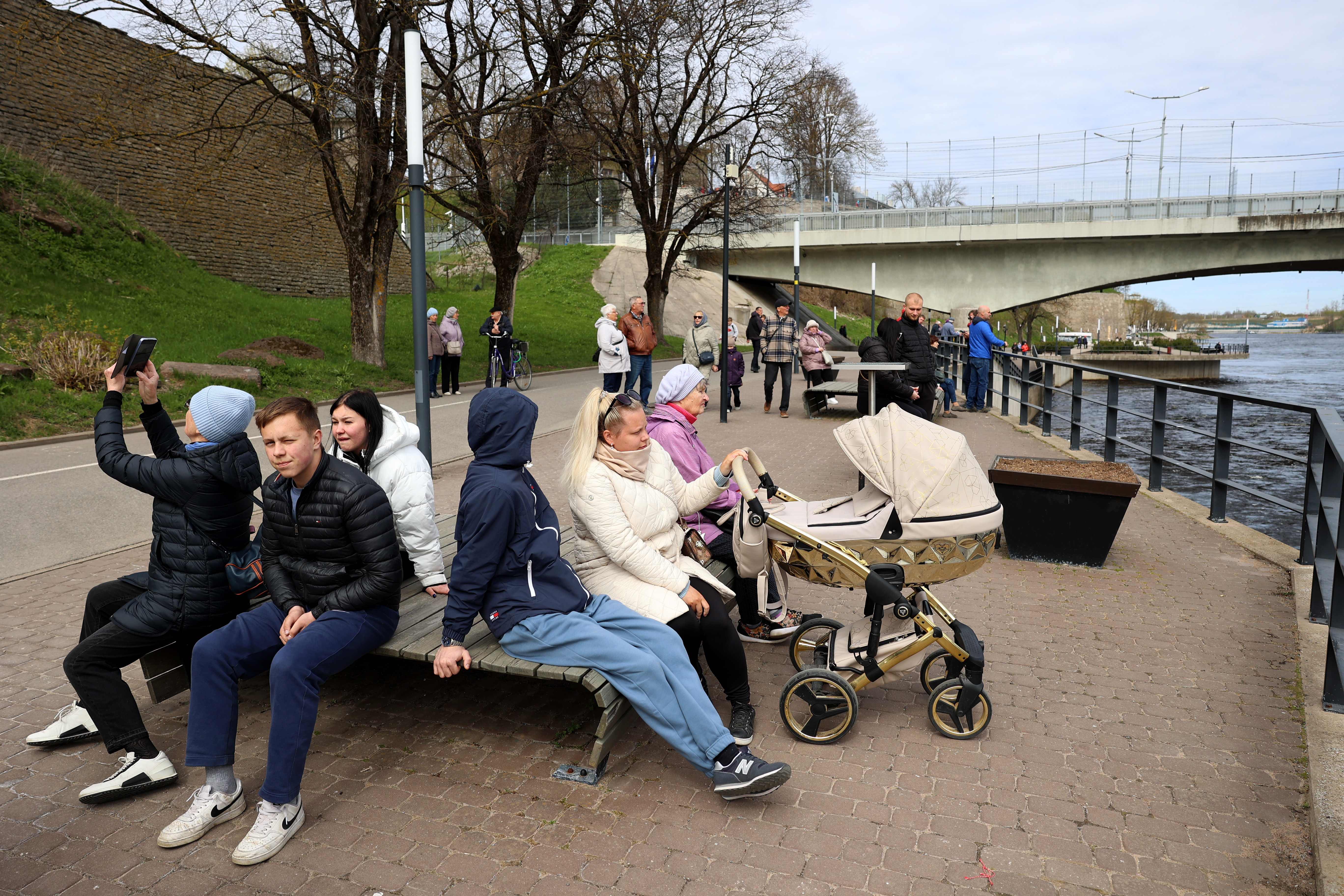 Eine russische Familie beobachtet die Parade am Ufer des Flusses Narva
