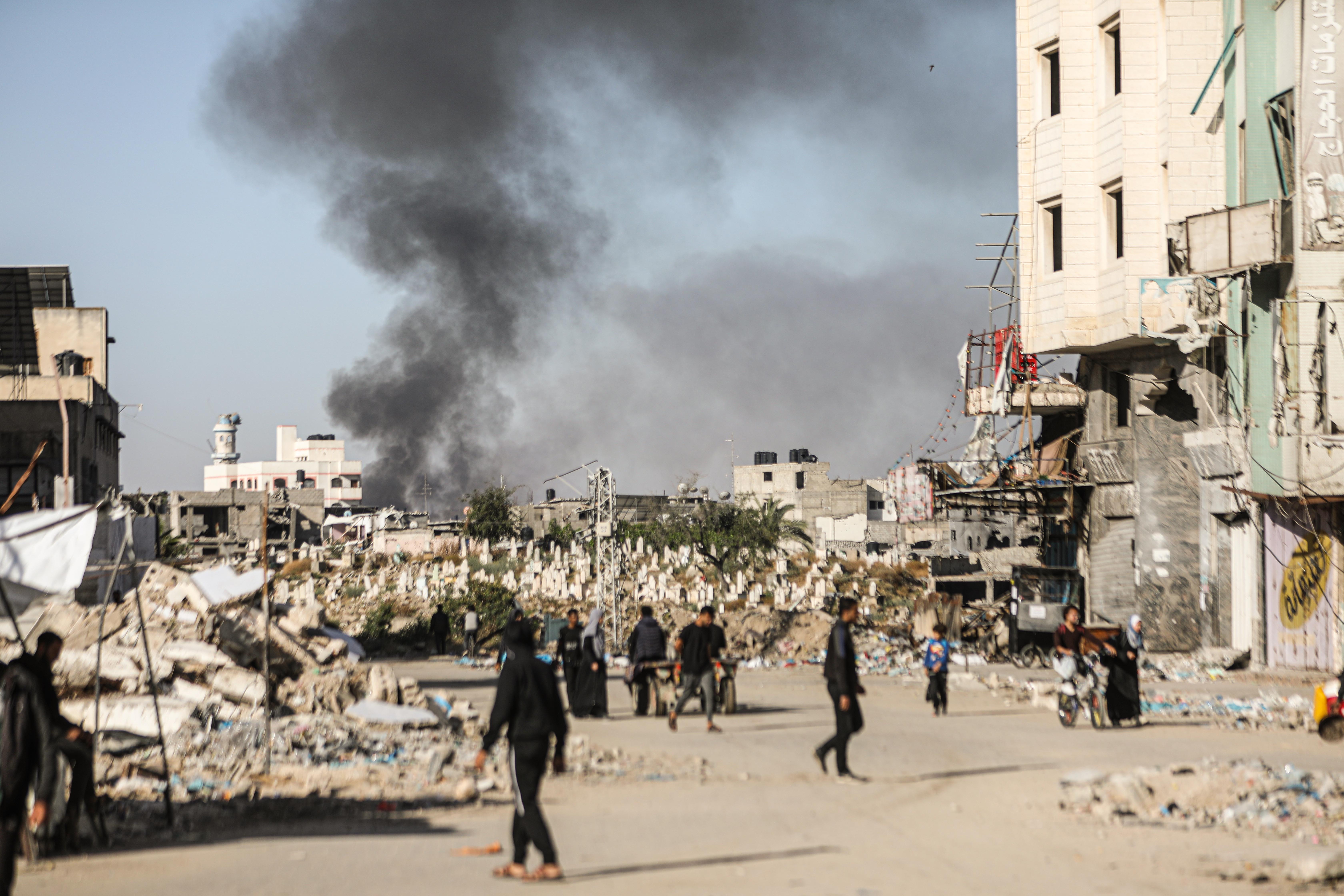 Rauch steigt nach israelischem Luftangriff auf Ez-Zeytun in Gaza auf