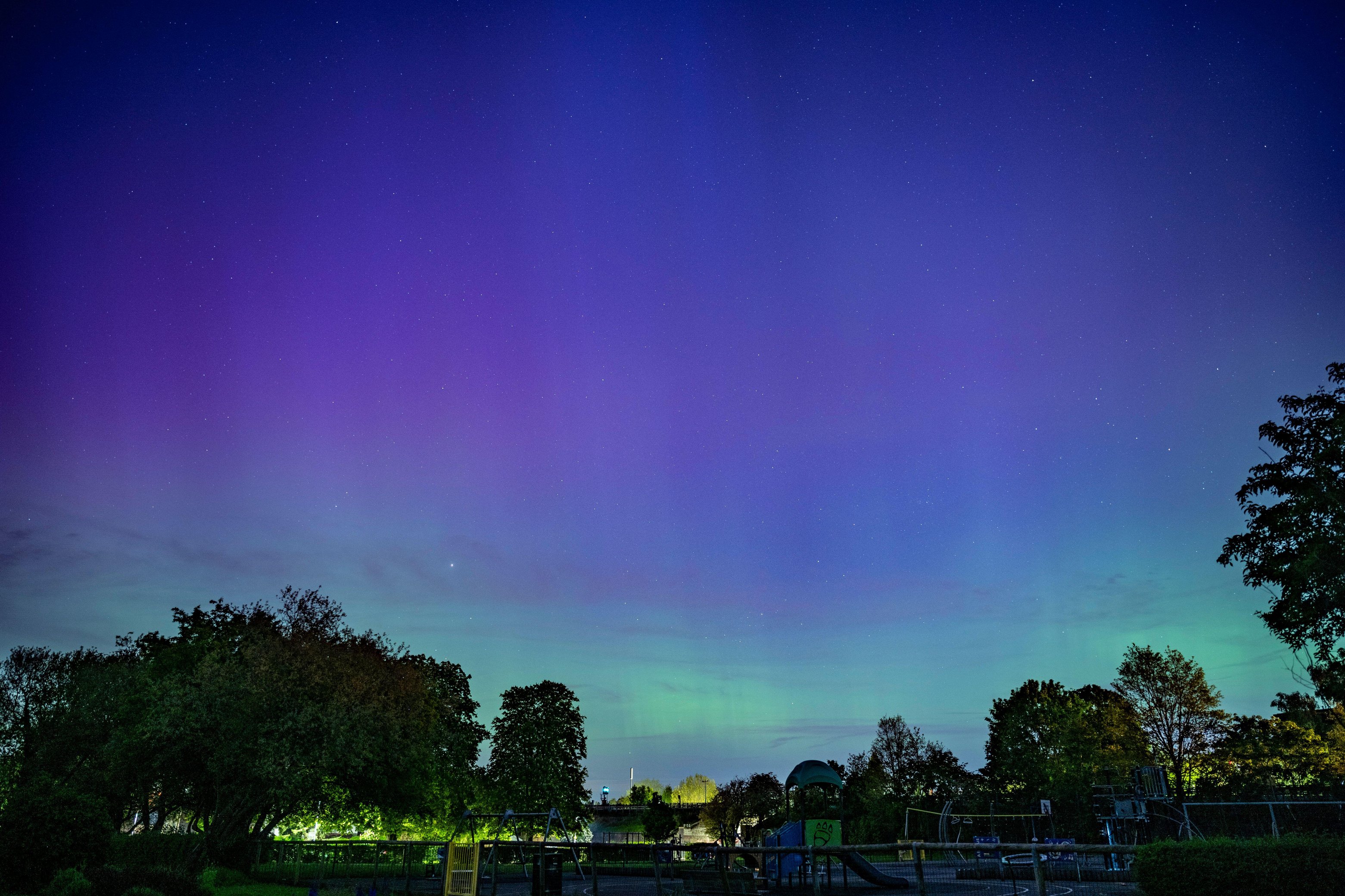Das Nordlicht (Aurora Borealis) ist über Northwood im Nordwesten Londons zu sehen