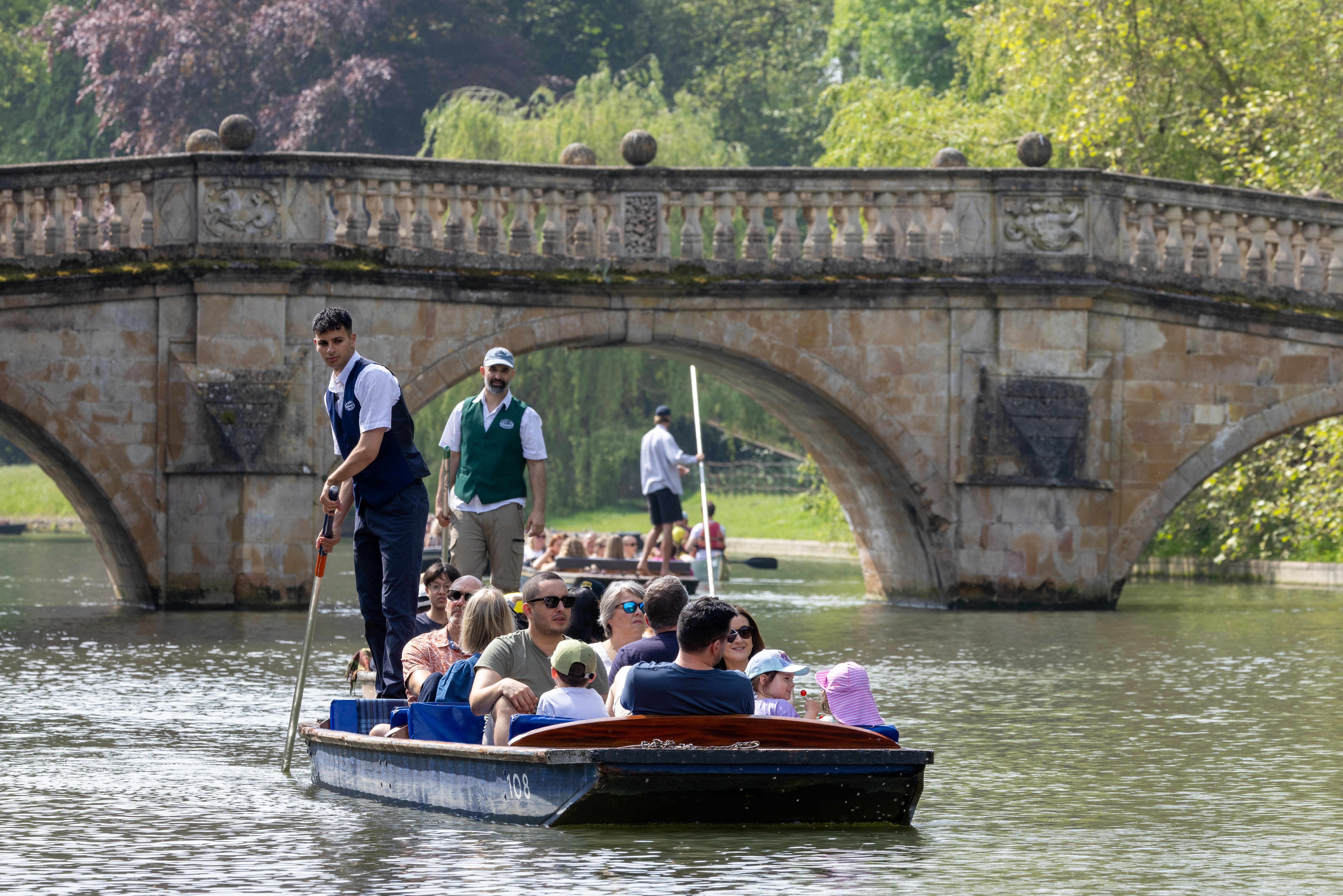 Touristen genießen eine Kahnfahrt auf dem Fluss Cam in Cambridge