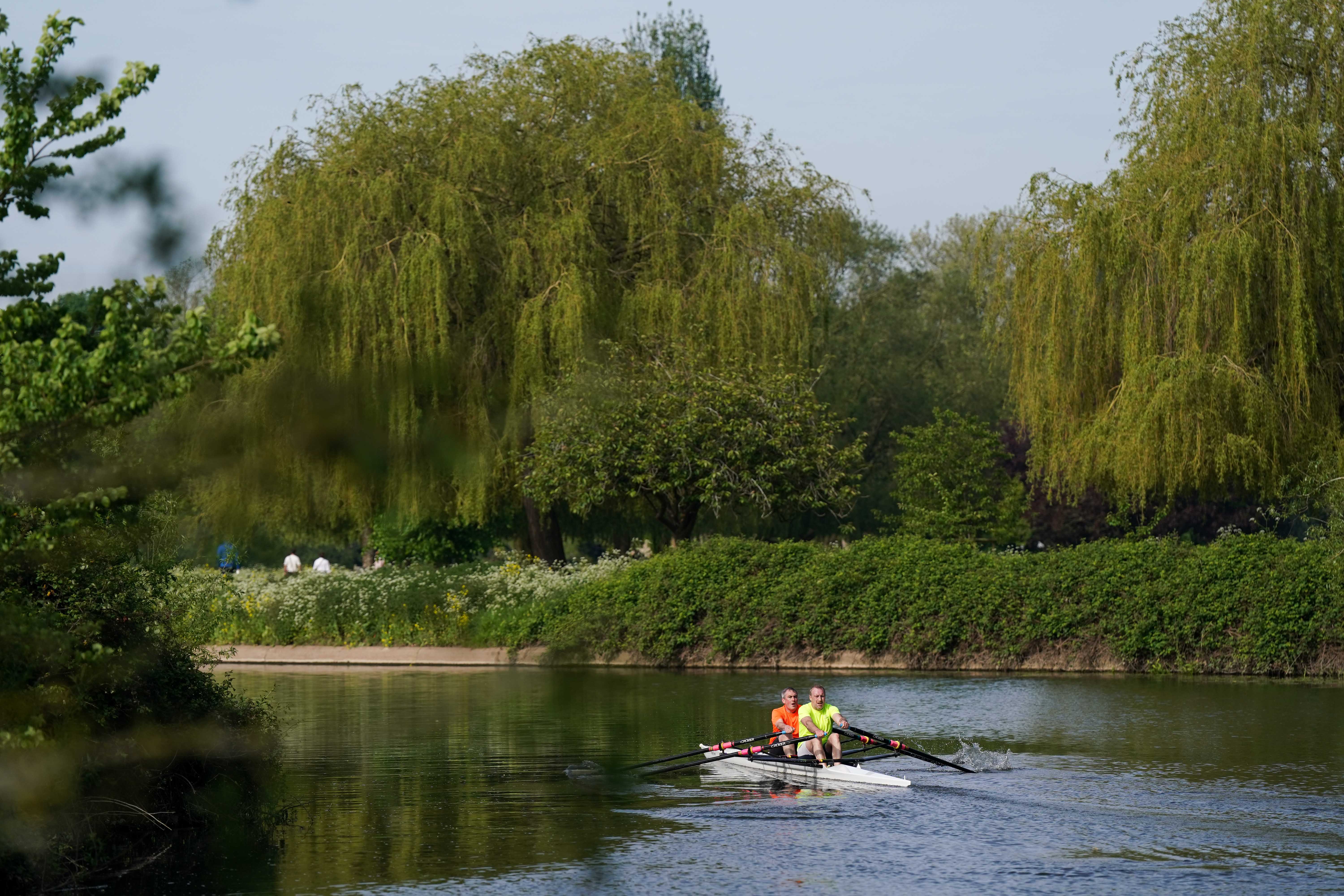 Menschen rudern am Fluss Avon am St. Nicholas' Park entlang