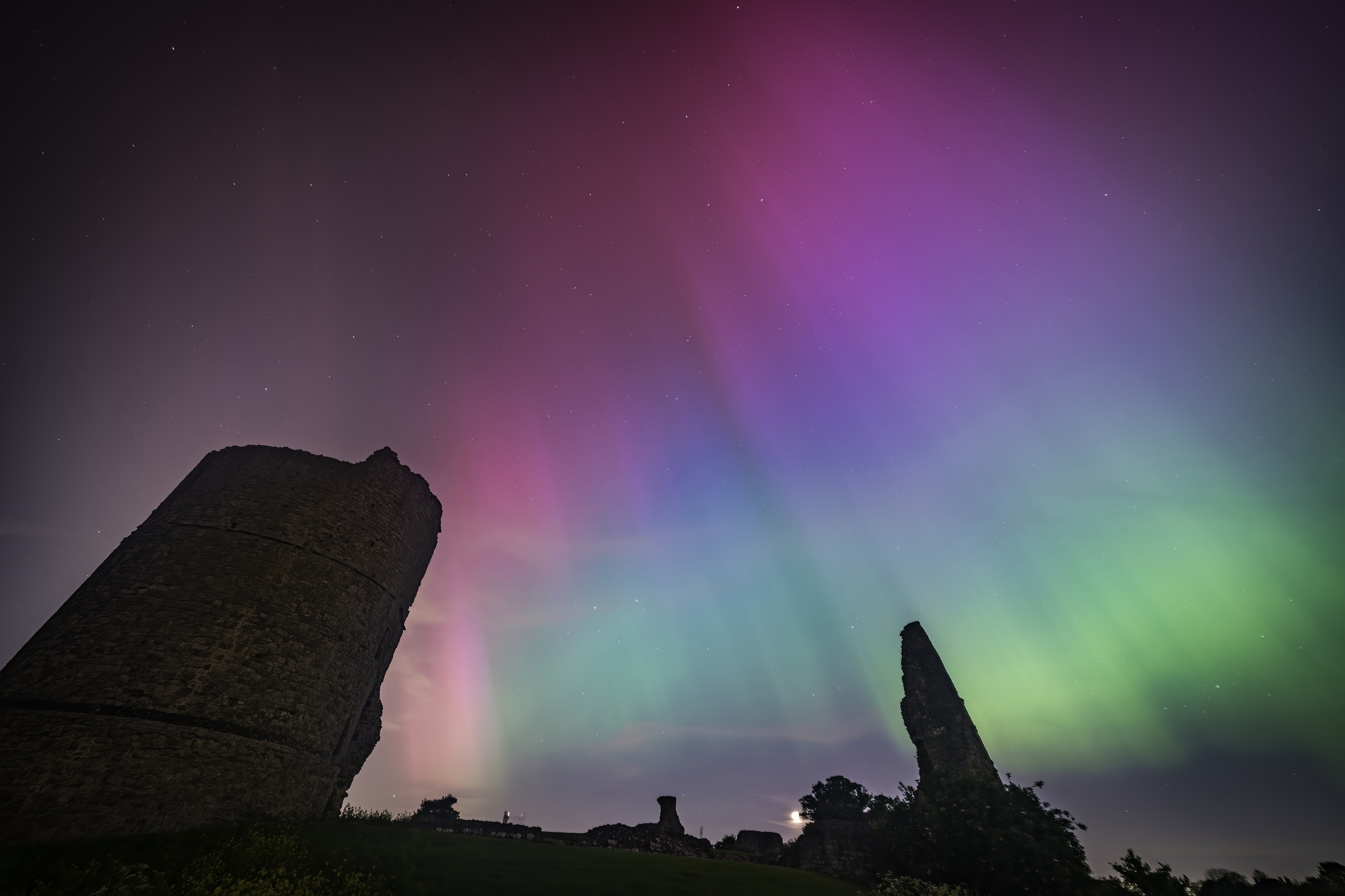 Die spektakulären Nordlichter zeigten gestern Abend in den meisten Teilen des Vereinigten Königreichs eine Show, hier ist Hadleigh Castle in Essex zu sehen