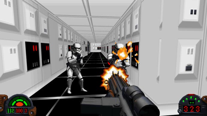 Ein klassischer, weißwandiger Korridor in einem Star Wars-Sternenzerstörer-Raumschiff, in dem unsere Spielerfigur auf ihrem Weg ein paar Sturmtruppen niedermäht.