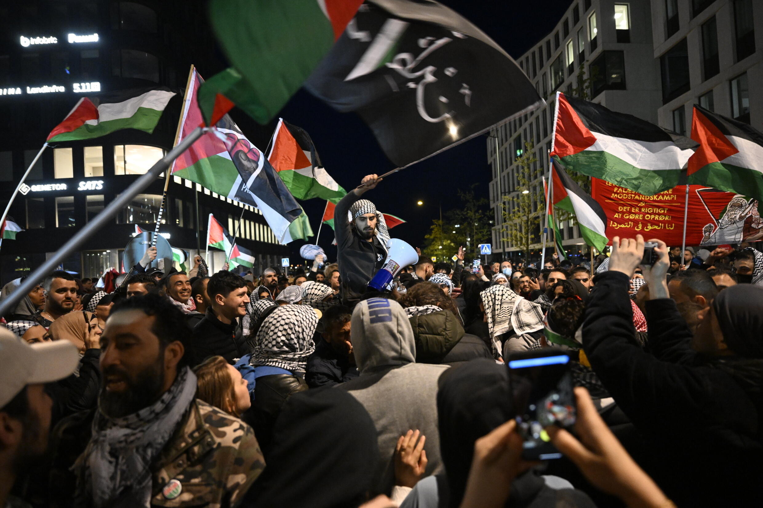 Die Polizei drängte Demonstranten vor die Arena, wo mehr als hundert Demonstranten Fahnen schwenkten und „Freies Palästina“ riefen.