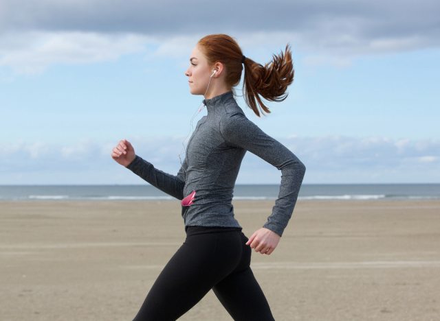 Frau, die draußen Sport treibt, Konzept, wie man durch Gehen ein Pfund pro Woche verliert
