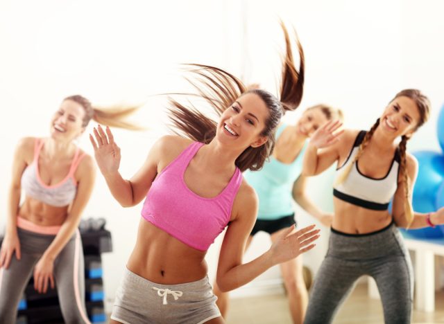 Tanzkurs für Frauen, bei dem Indoor-Fitnessaktivitäten demonstriert werden, um in Form zu bleiben