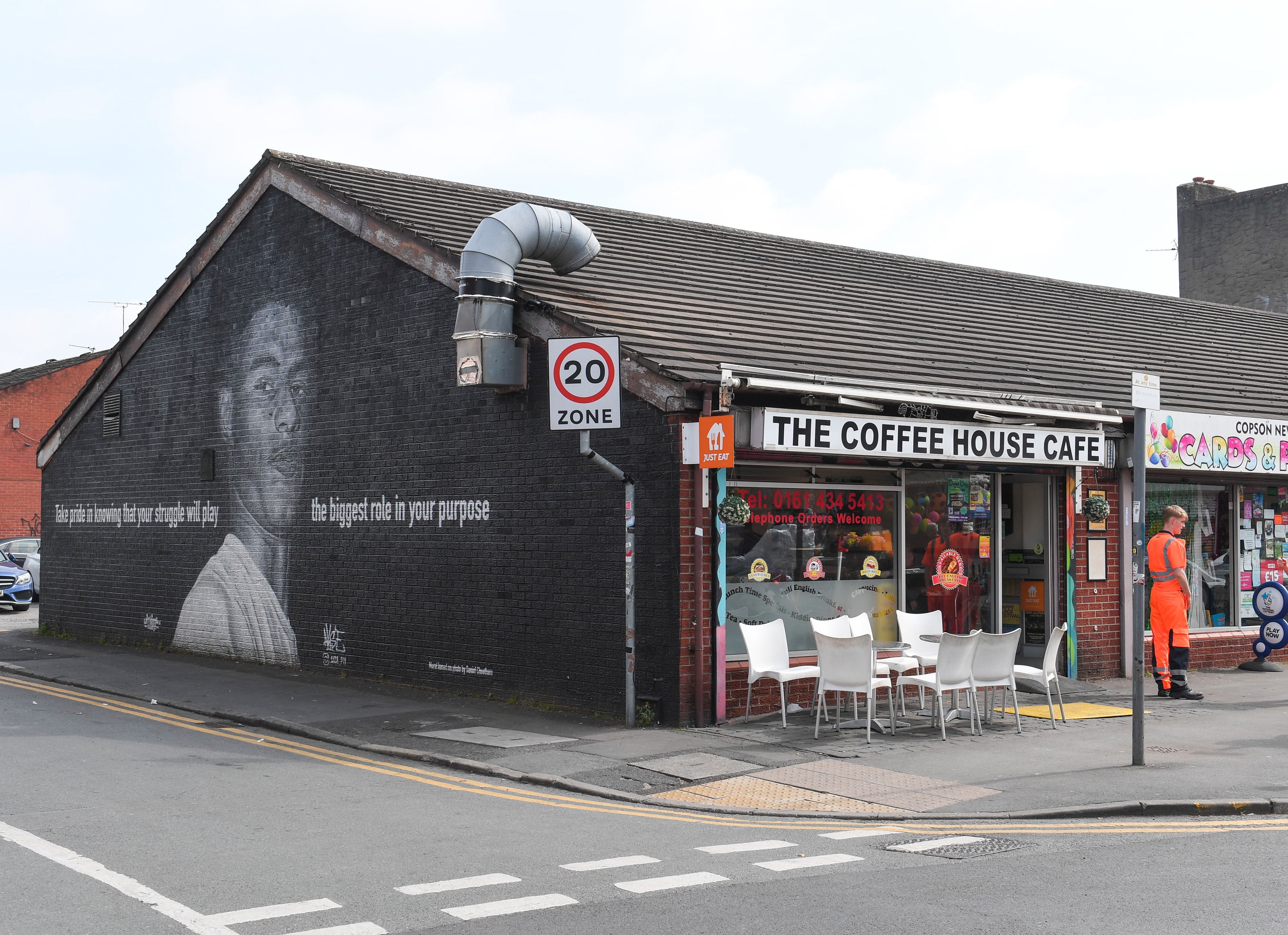 Das The Coffee House Café in Manchester hat außen ein riesiges Wandgemälde von Marcus Rashford