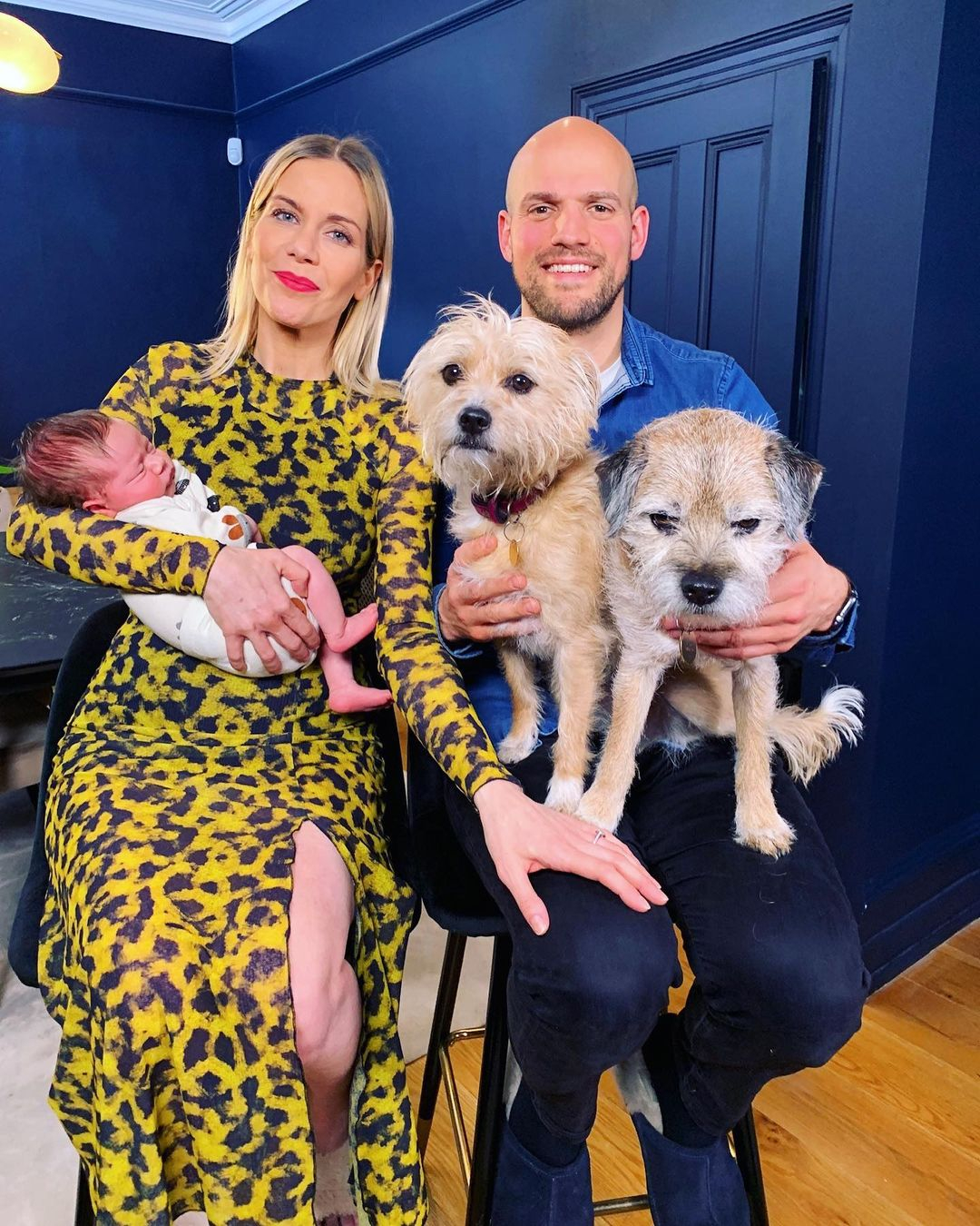Kate hat das „erste Familienfoto“ von Baby Noa mit Martin und ihren beiden Hunden geteilt