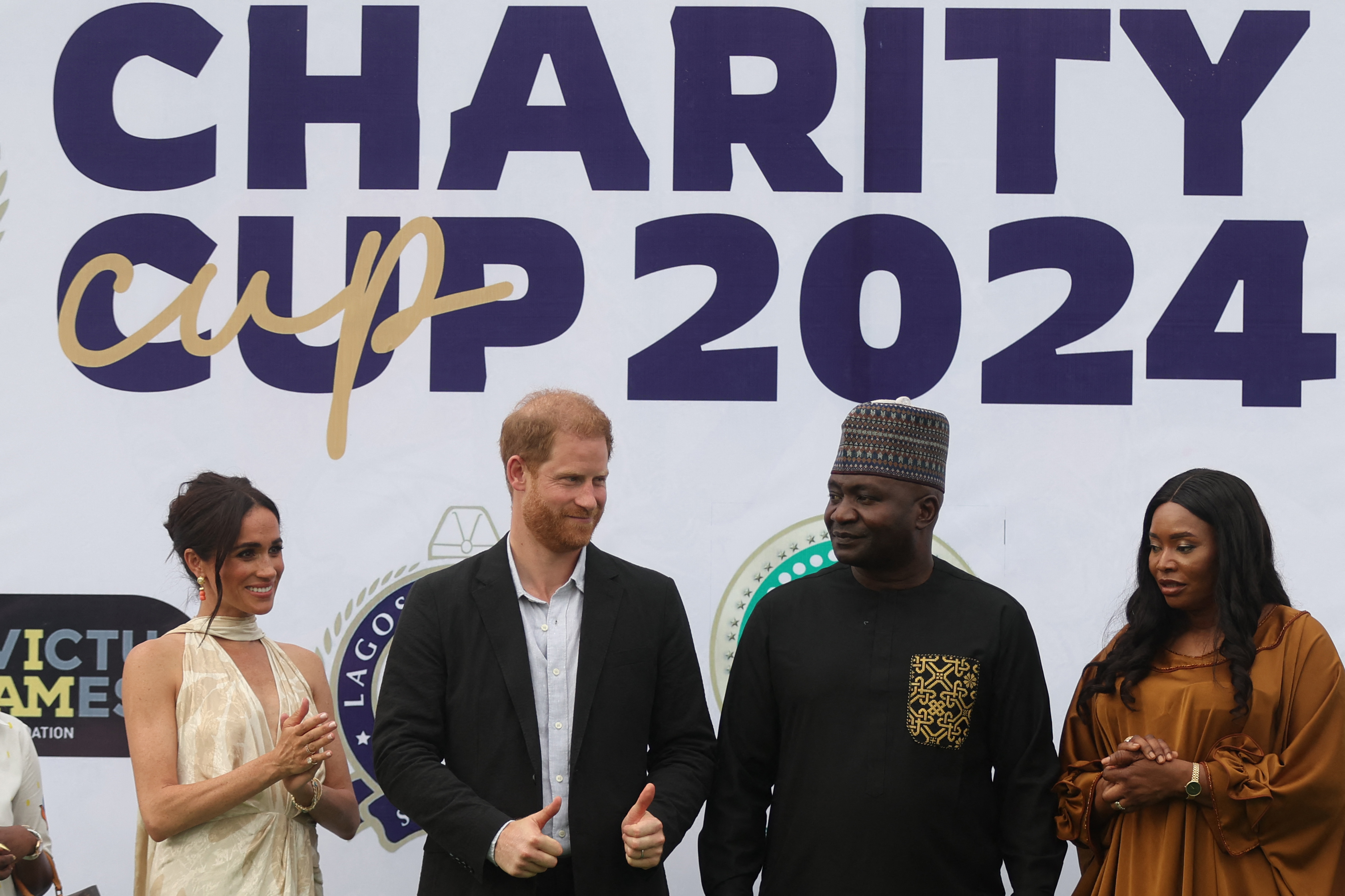 Harry und Meghan im Bild mit Nigerias Chef des Verteidigungsstabs Christopher Musa und seiner Frau Lilian