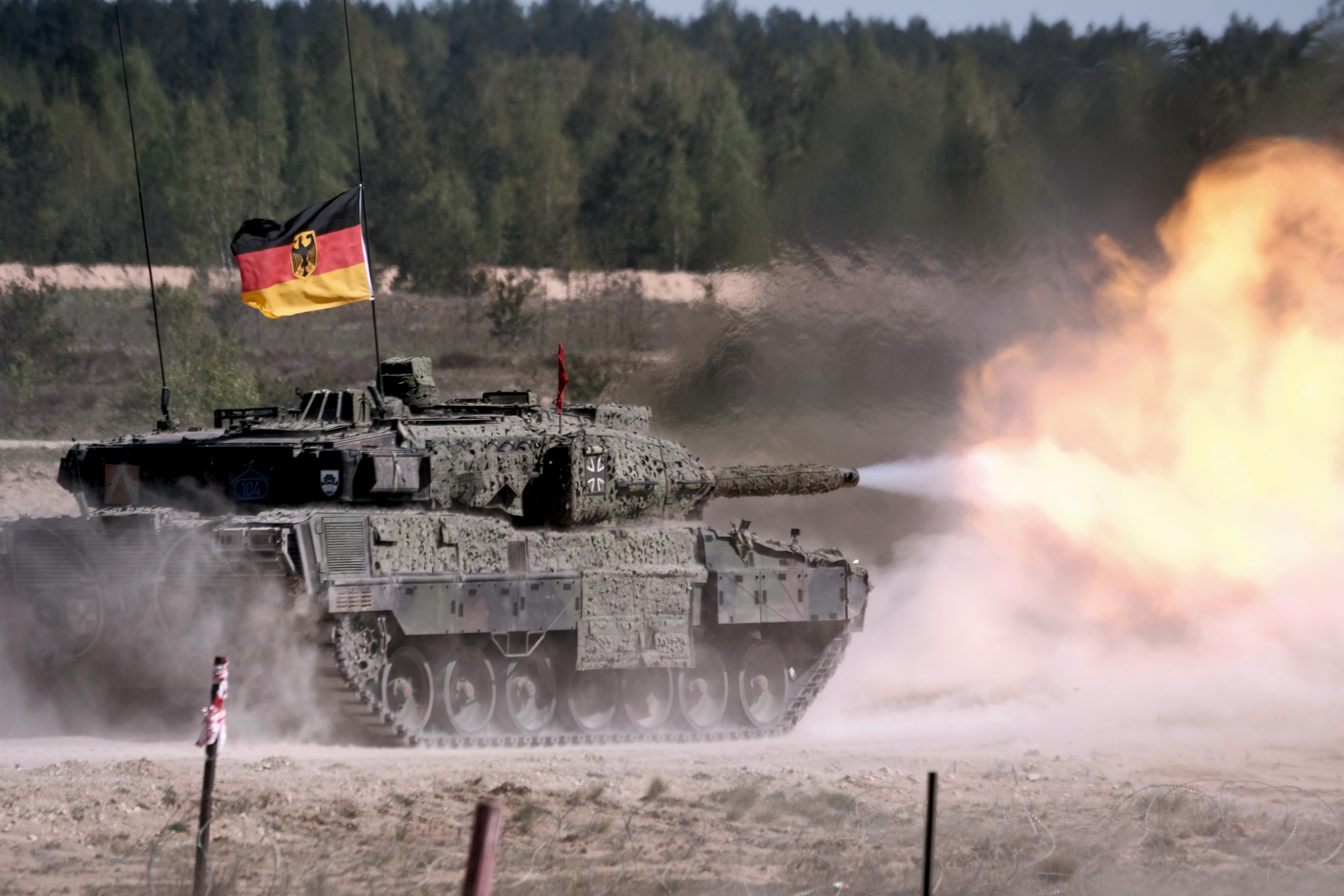 Ein deutscher Kampfpanzer nimmt an einer Kriegsübung in Lettland teil