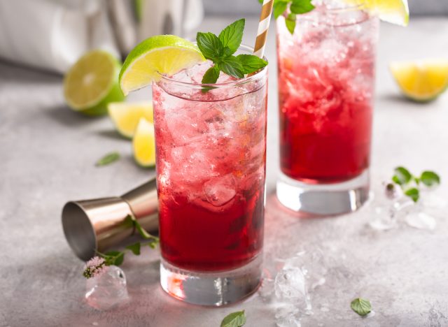 Cranberry-Limetten-Cocktail im Longdrinkglas