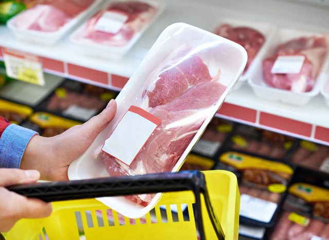 Handkauf von Fleisch ohne Rücken im Supermarkt