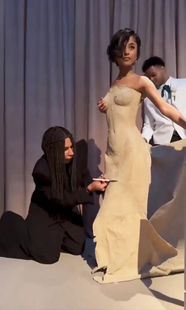 Der Designer des Kleides musste hinter die Bühne treten und es auf ein Minikleid zurückschneiden, damit sie feiern konnte