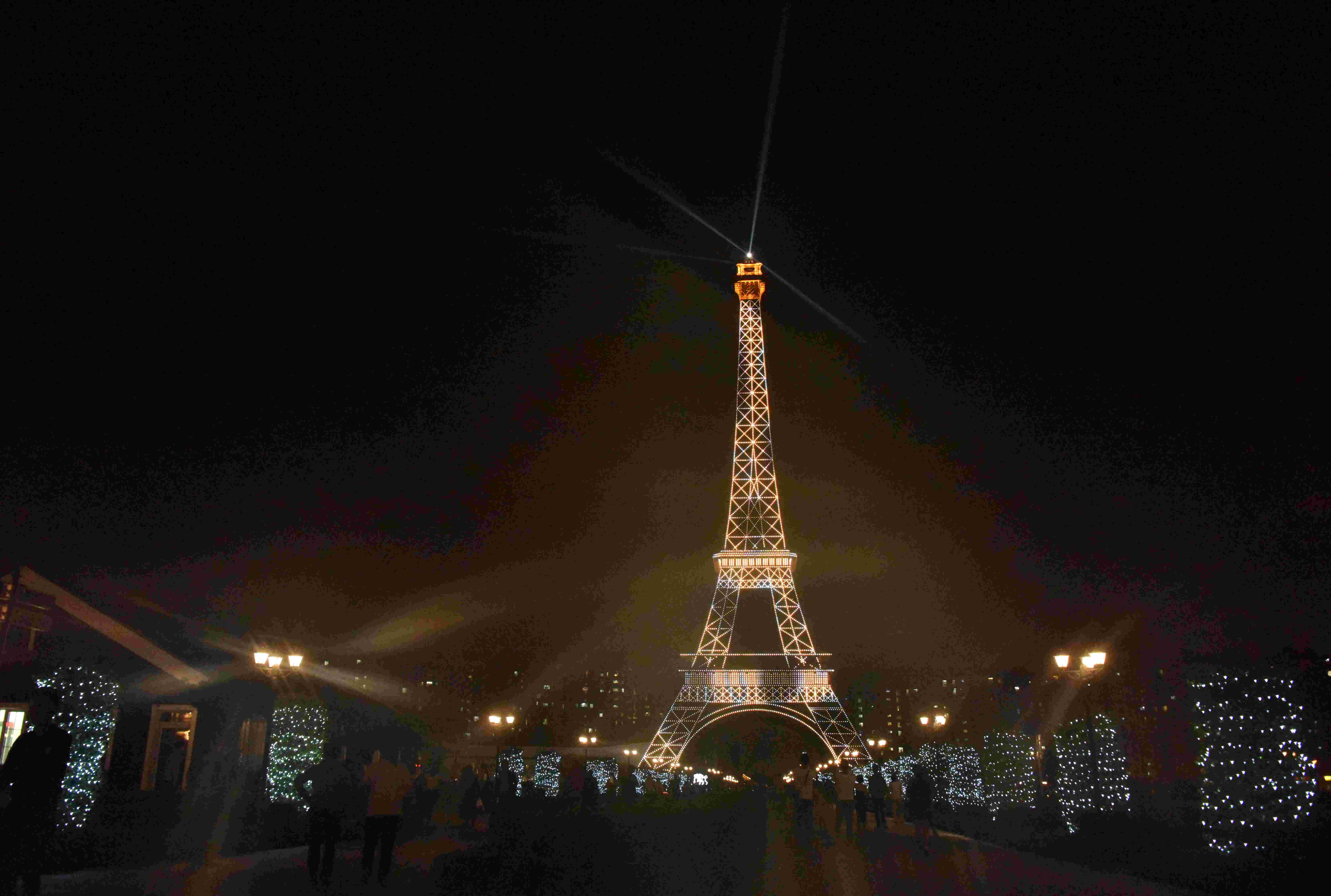 Eine halb so große Kopie des Eiffelturms wird in Tianducheng beleuchtet, einer kleinen chinesischen Gemeinde, die Paris nachbildet.