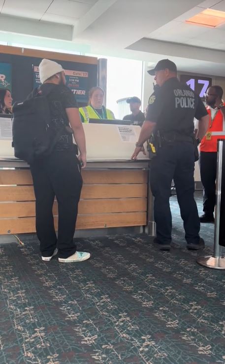Ein Mann wurde am Flughafen angehalten, nachdem er versucht hatte, einem viralen Pack-Hack zu folgen