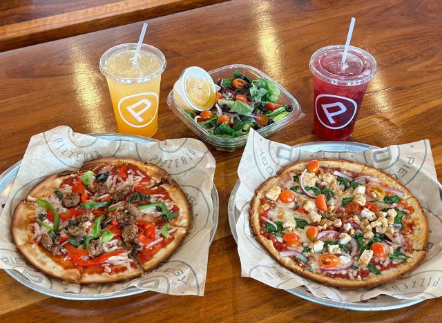 Zwei Pizzen, zwei Getränke und ein Salat von Pieology Pizzeria