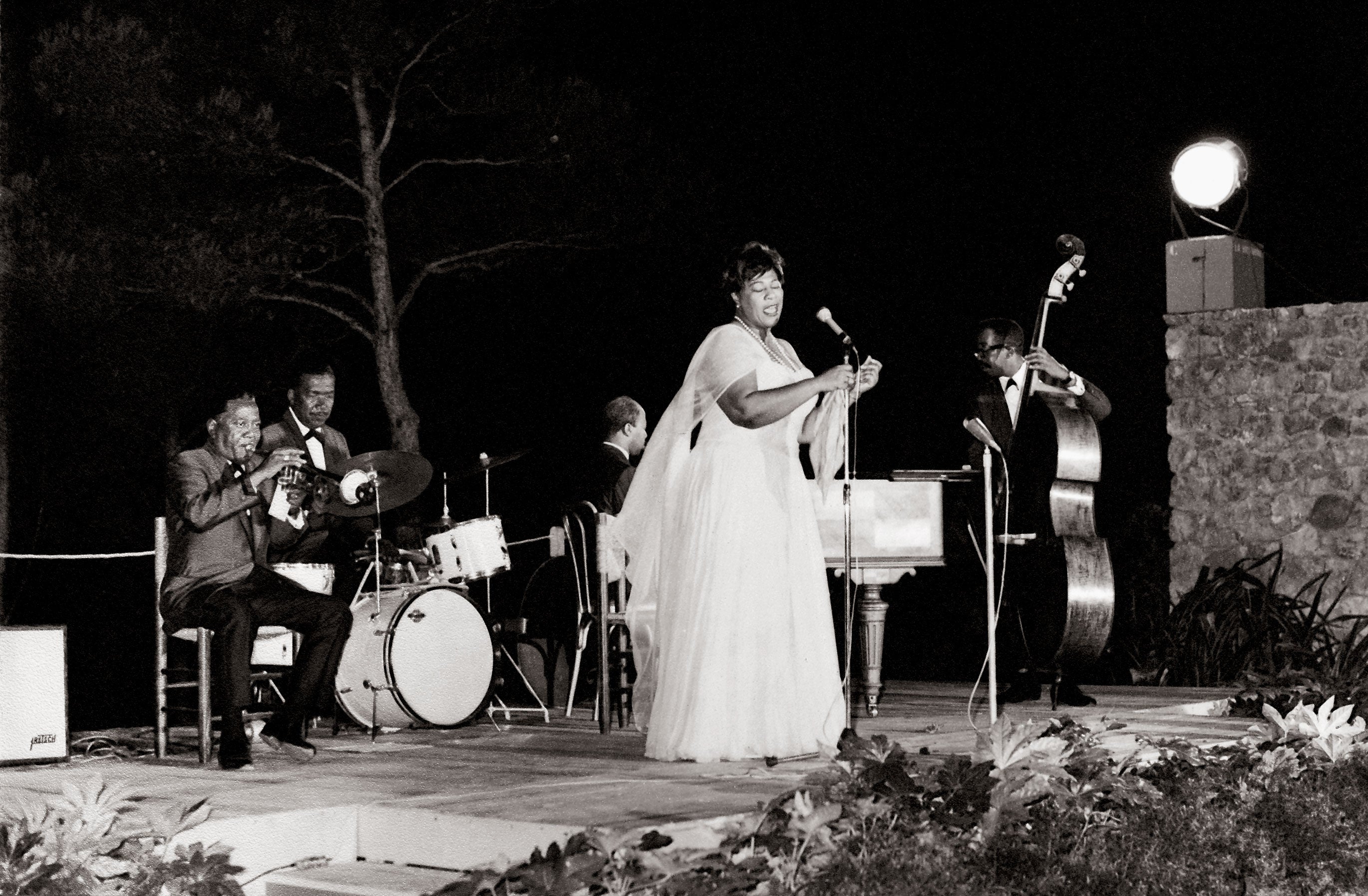 Ella Fitzgerald tritt beim Eröffnungsdinner der Stiftung im Jahr 1964 auf